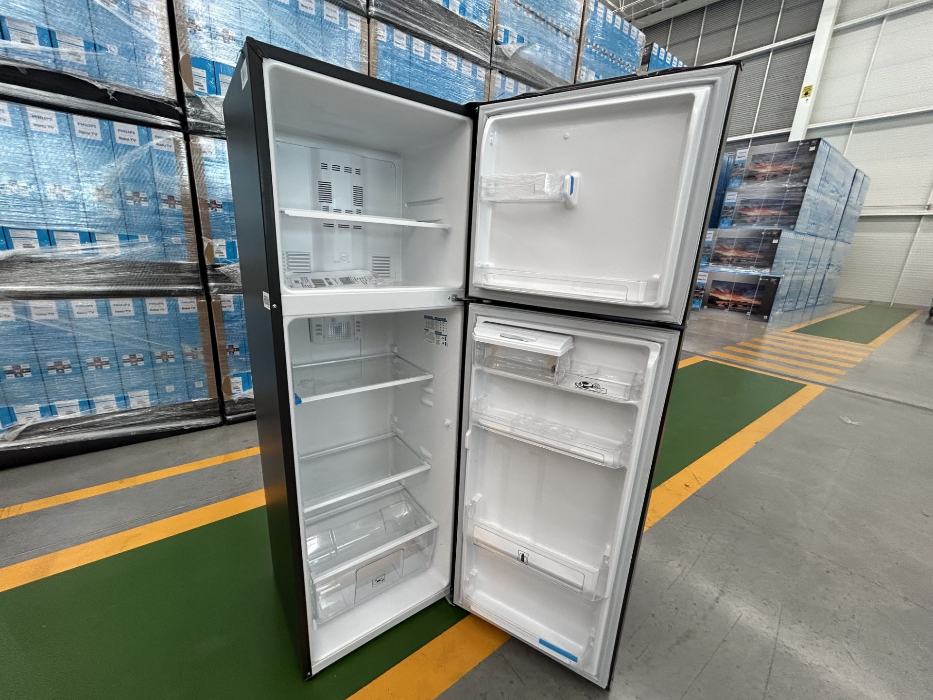 Lote de 2 Refrigeradores contiene: 1 Refrigerador con dispensador de agua Marca MABE, Modelo RMA300 - Image 3 of 4