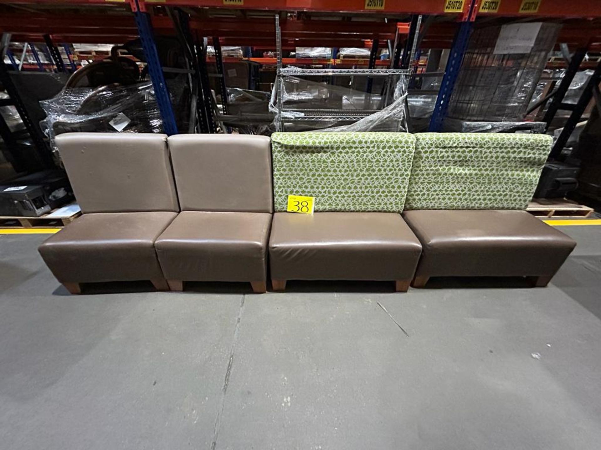 Lote de 4 Piezas, Contiene; 2 Sillones tipo Boot de Madera Forrado en Vinil/Tela color Verde/Café M