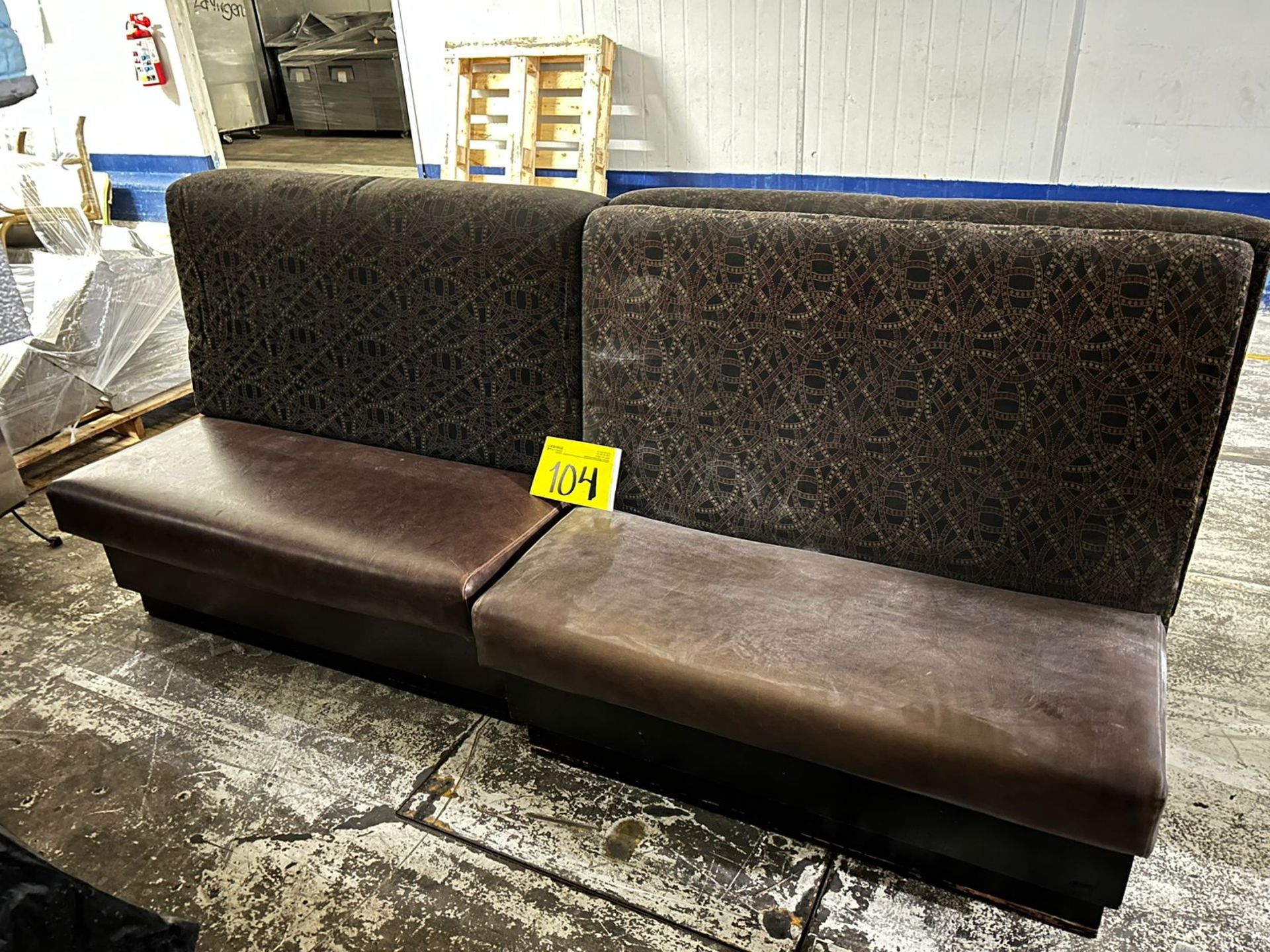 Lote de 3 Piezas, Contiene; 1 sillón doble tipo boot en madera con asientos en tela tipo vinipiel c - Image 3 of 4
