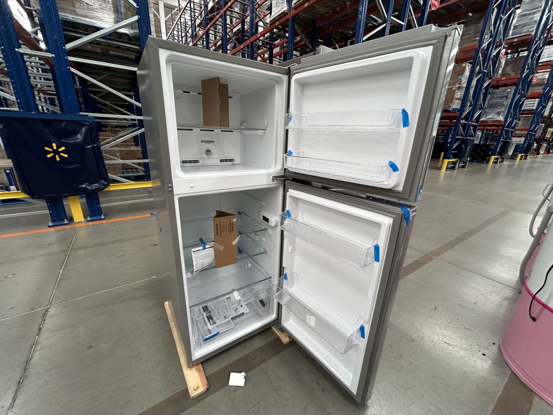 Lote de 2 refrigeradores contiene: 1 Refrigerador con dispensador de agua Marca SAMSUNG, Modelo RT2 - Image 5 of 6