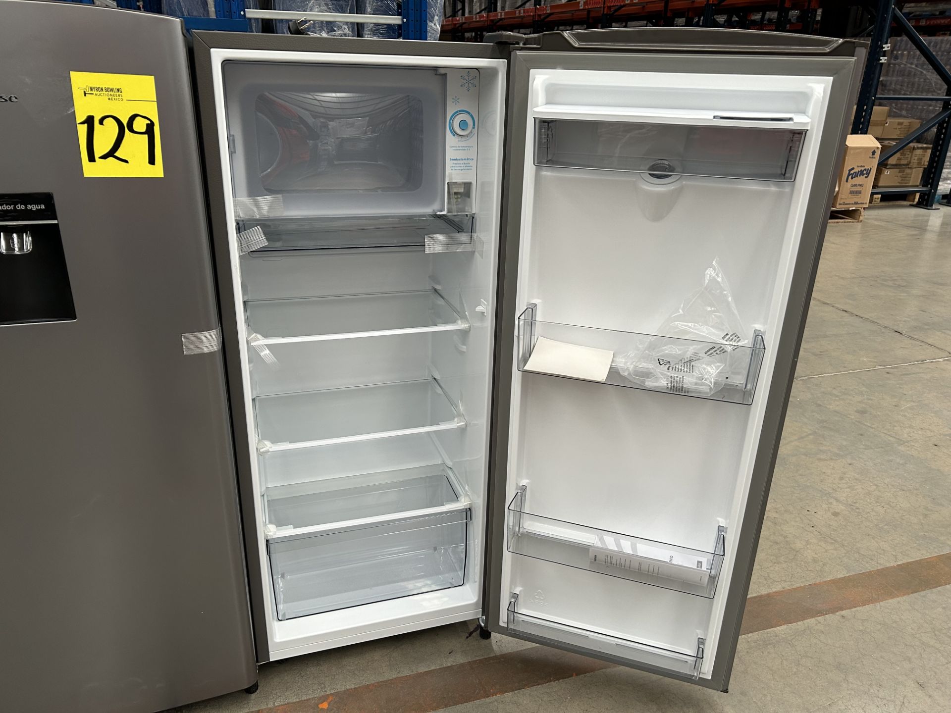 Lote de 2 refrigeradores contiene: 1 Refrigerador con dispensador de agua Marca HISENSE, Modelo RR6 - Image 5 of 7