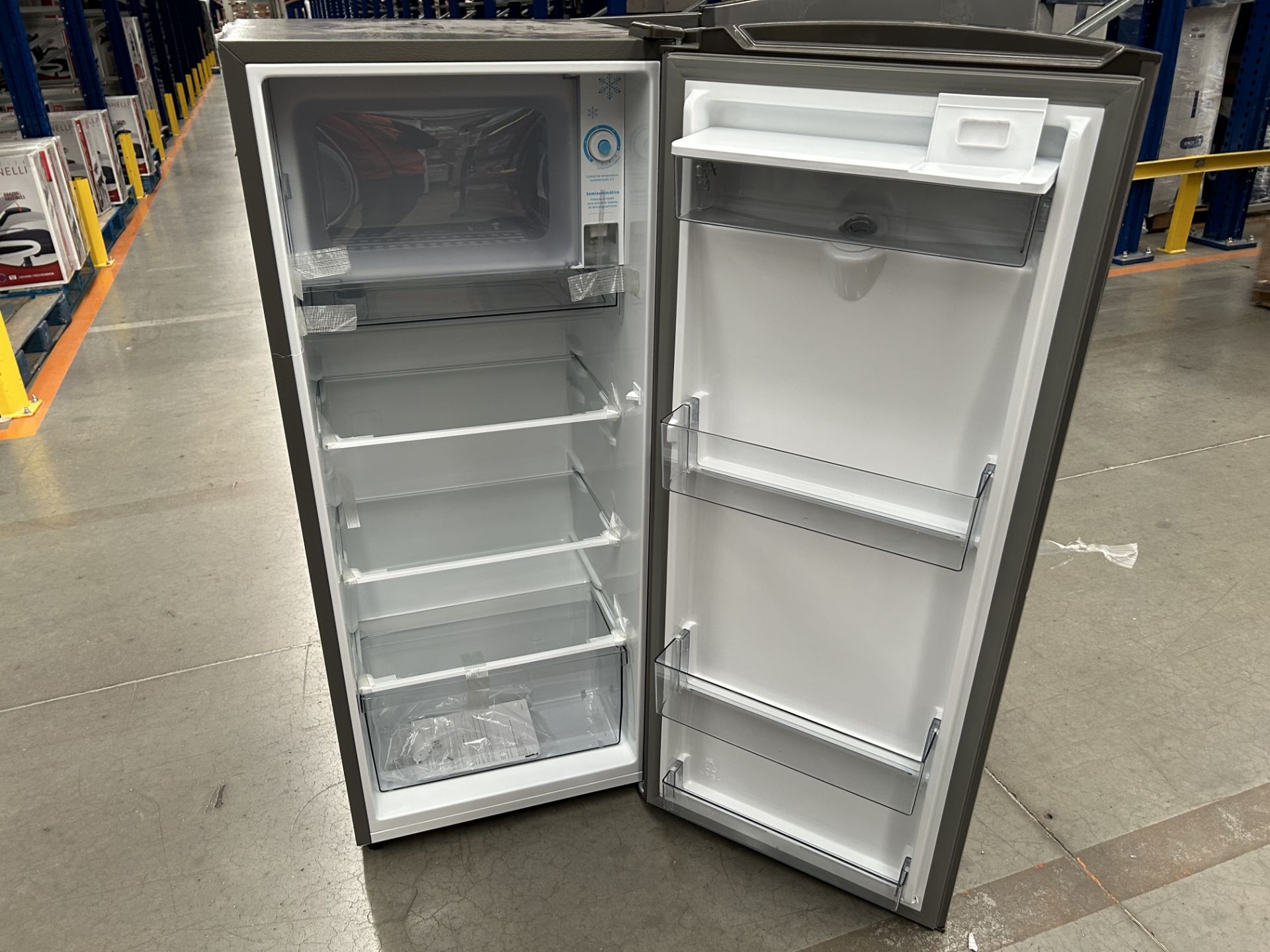 Lote de 2 refrigeradores contiene: 1 Refrigerador con dispensador de agua Marca HISENSE, Modelo RR6 - Image 5 of 6