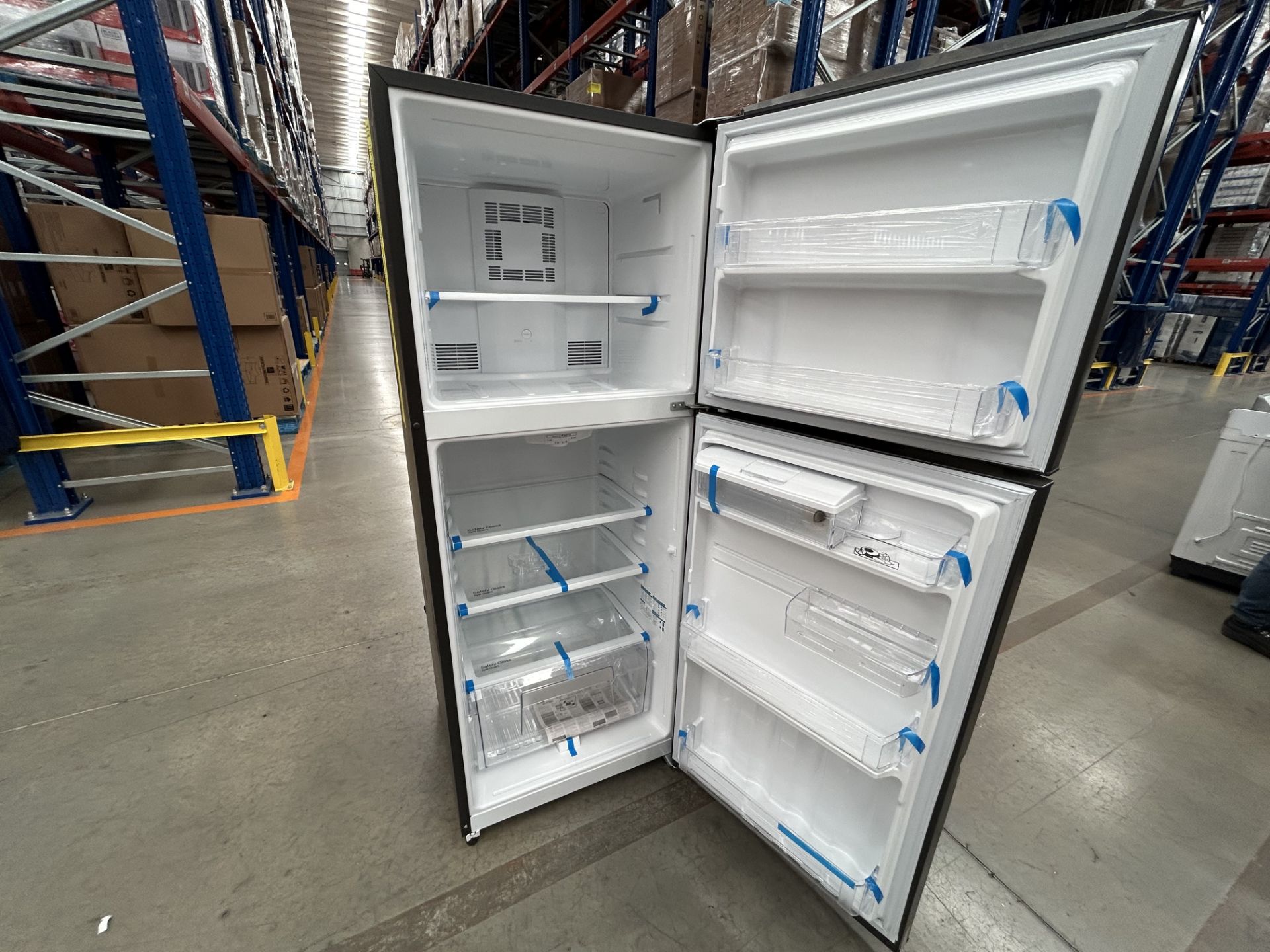 Lote de 2 refrigeradores contiene: 1 Refrigerador con dispensador de agua Marca MABE, Modelo RME360 - Image 4 of 6