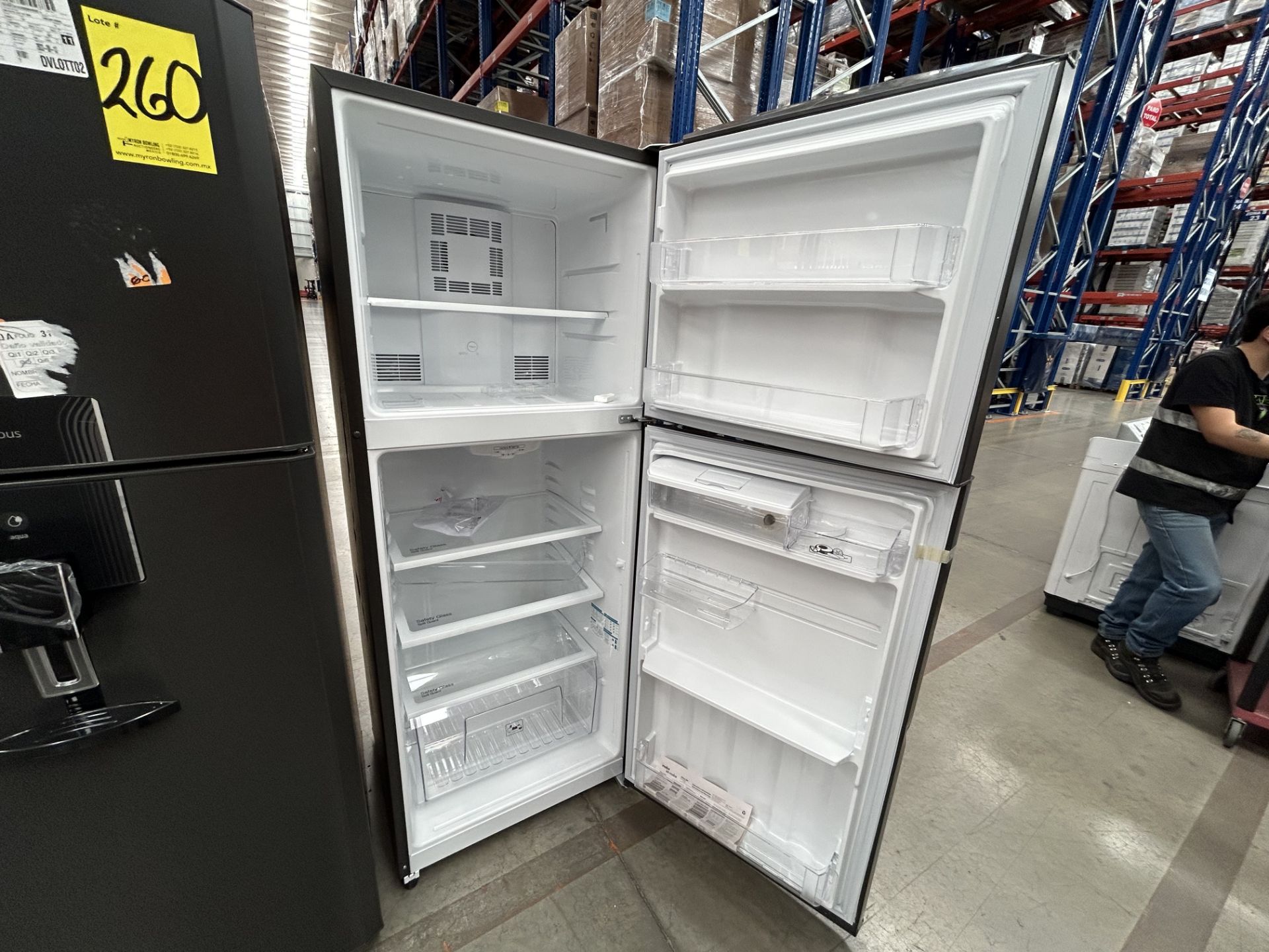 Lote de 2 refrigeradores contiene: 1 Refrigerador con dispensador de agua Marca MABE, Modelo RME360 - Image 5 of 6