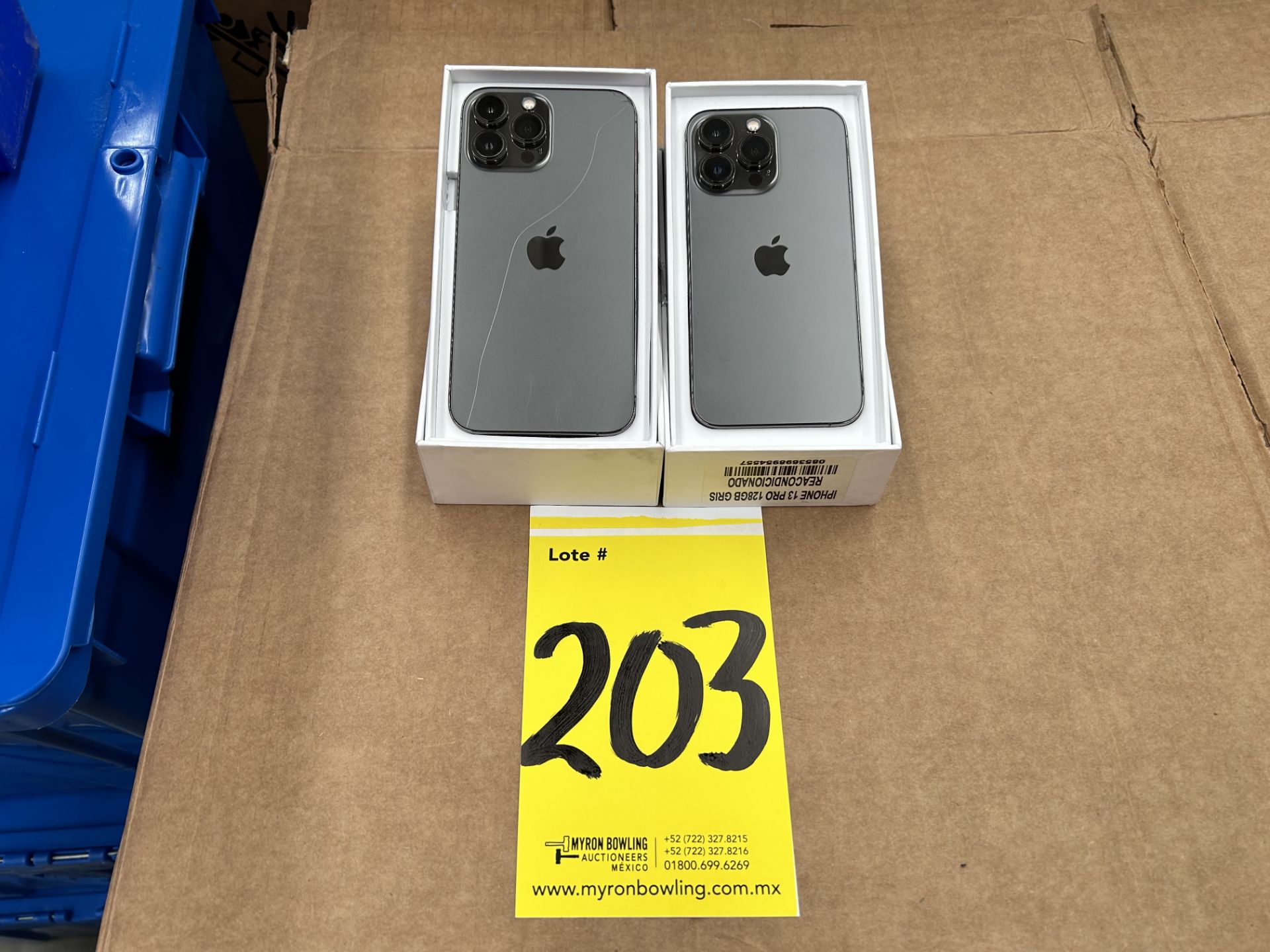 Lote de 2 celulares contiene: 1 iPhone 13 PRO-MAX, de 256 GB, Color GRIS (no enciende); 1 iPhone 13 - Image 2 of 3