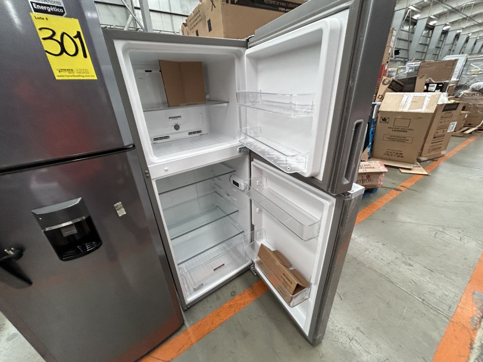Lote de 2 refrigeradores contiene: 1 Refrigerador con dispensador de agua Marca MABE, Modelo RMA250 - Image 4 of 6