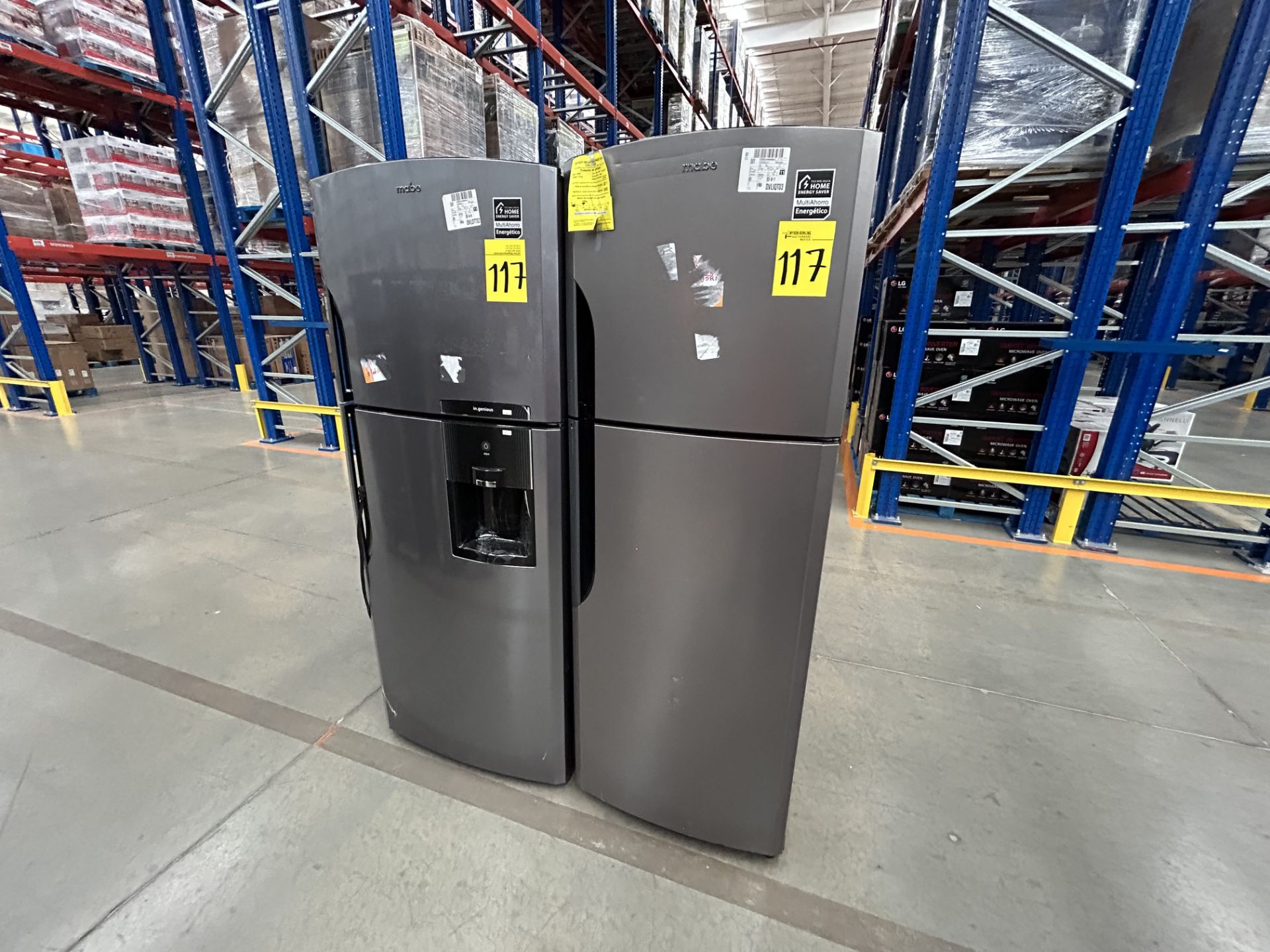 Lote de 2 refrigeradores contiene: 1 Refrigerador con dispensador de agua Marca MABE, Modelo RMS510 - Image 2 of 7