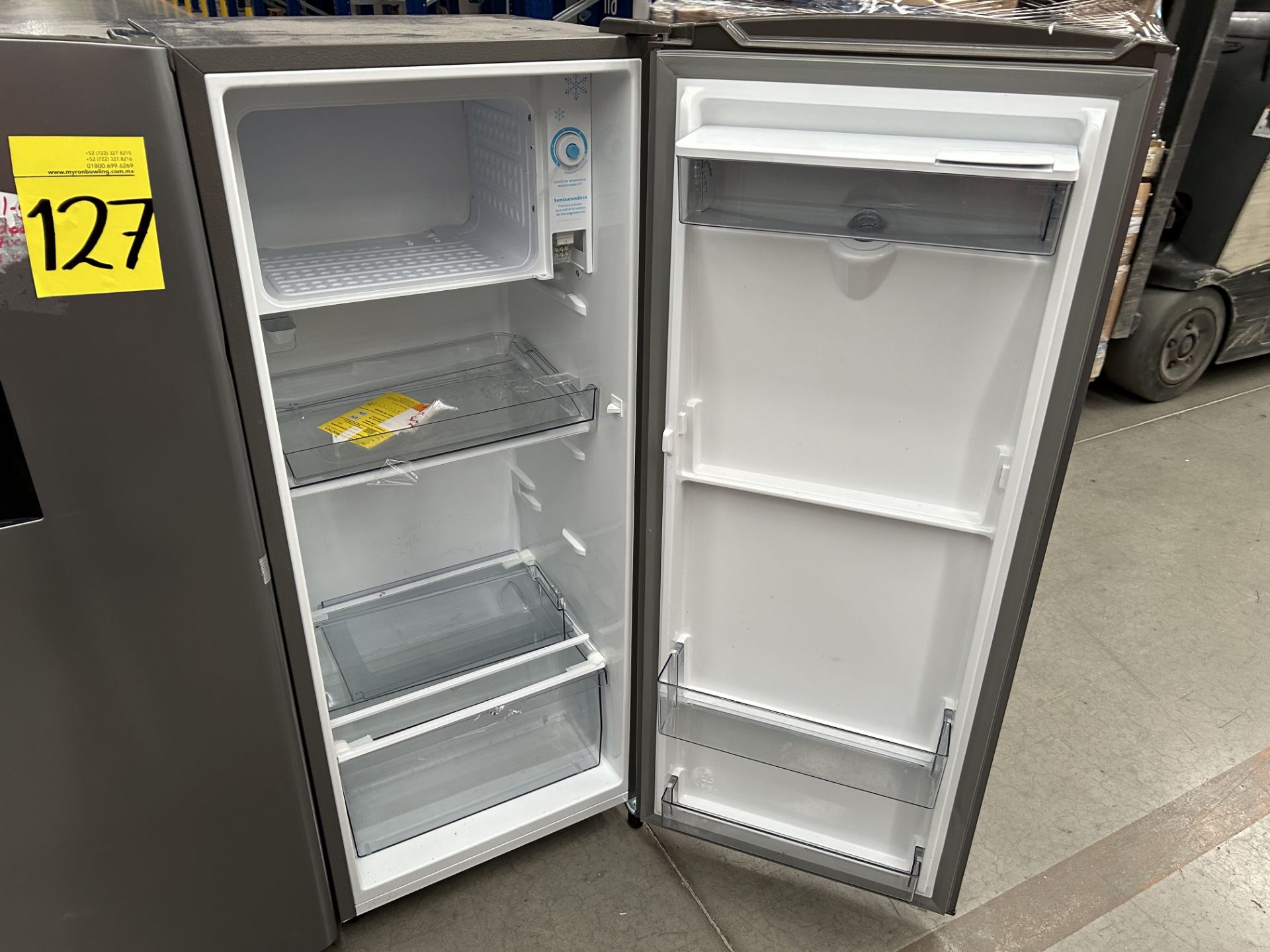Lote de 2 refrigeradores contiene: 1 Refrigerador con dispensador de agua Marca HISENSE, Modelo RR6 - Image 4 of 6