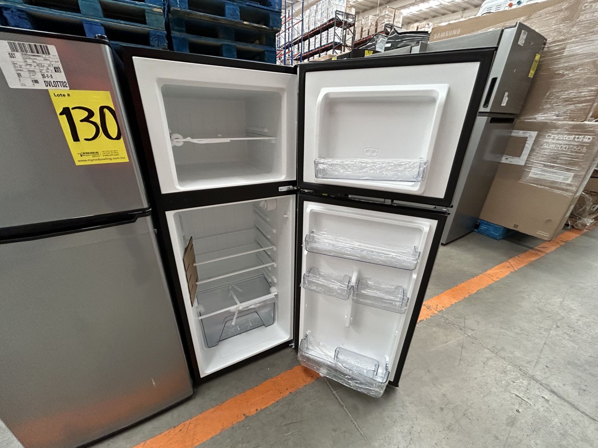 Lote de 2 refrigeradores contiene: 1 Refrigerador Marca GALANZ, Modelo GLR55TS1, Serie 06723, Color - Image 4 of 6