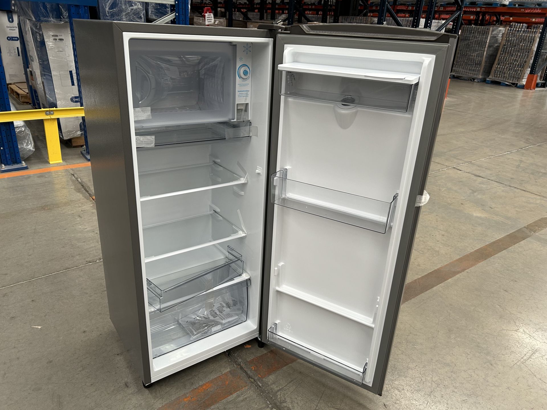 Lote de 2 refrigeradores contiene: 1 Refrigerador con dispensador de agua Marca HISENSE, Modelo RR6 - Image 6 of 7