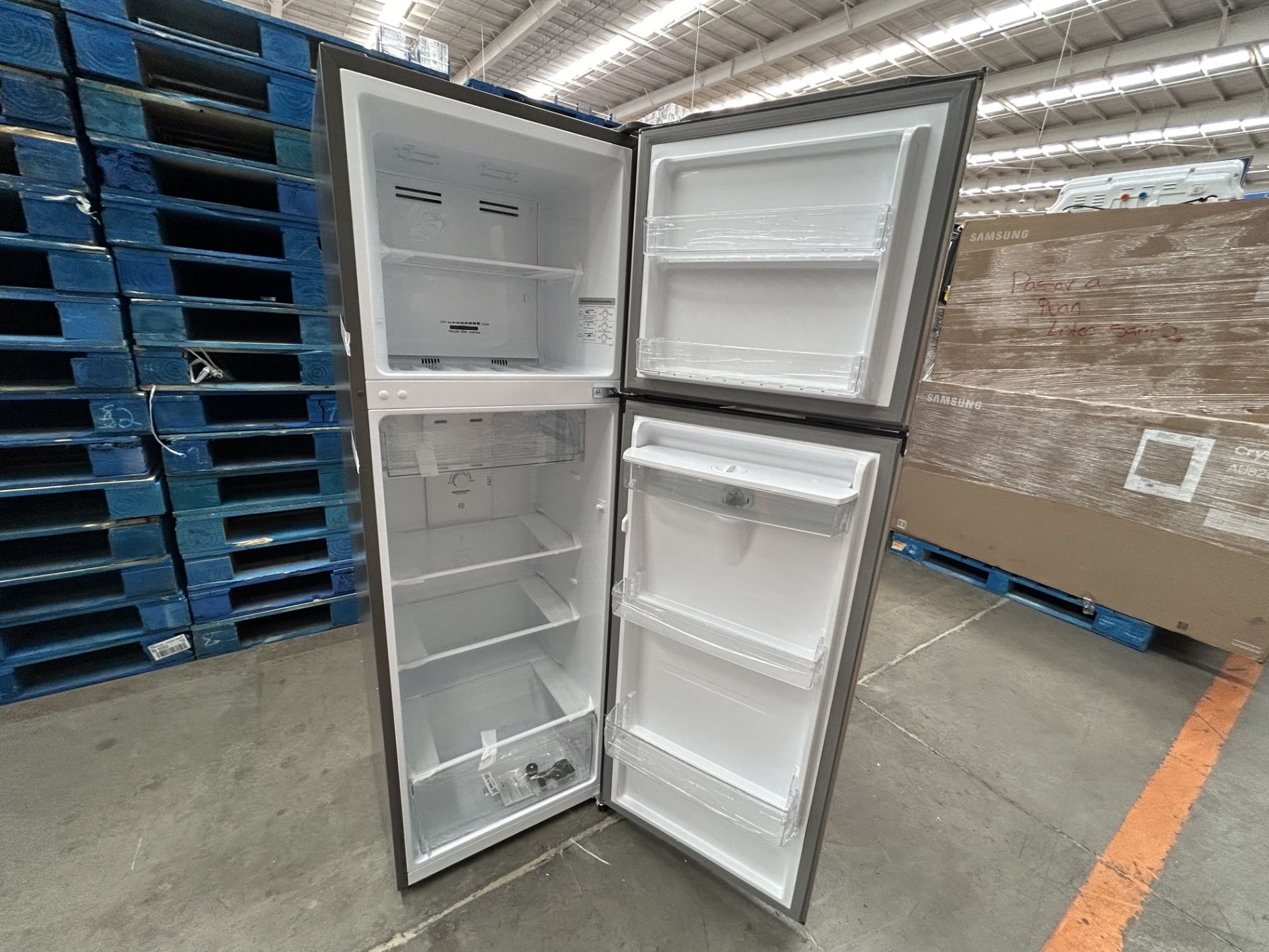 Lote de 2 refrigeradores contiene: 1 Refrigerador con dispensador de agua Marca HISENSE, Modelo RT9 - Image 5 of 6
