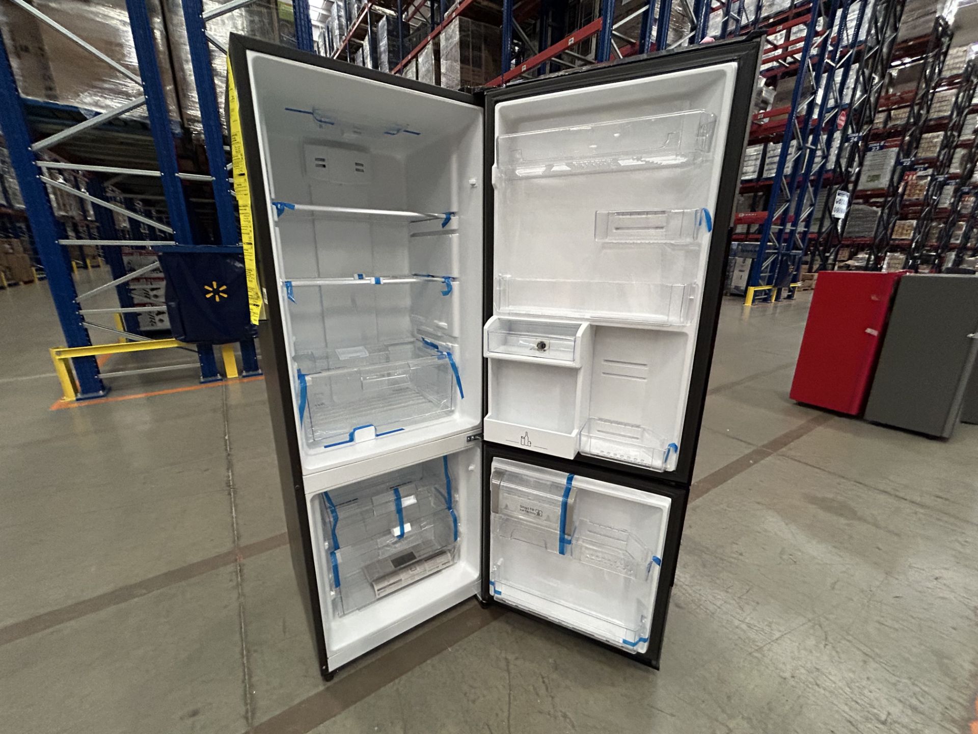 Lote de 2 refrigeradores contiene: 1 Refrigerador con dispensador de agua Marca MABE, Modelo RMS400 - Image 5 of 6