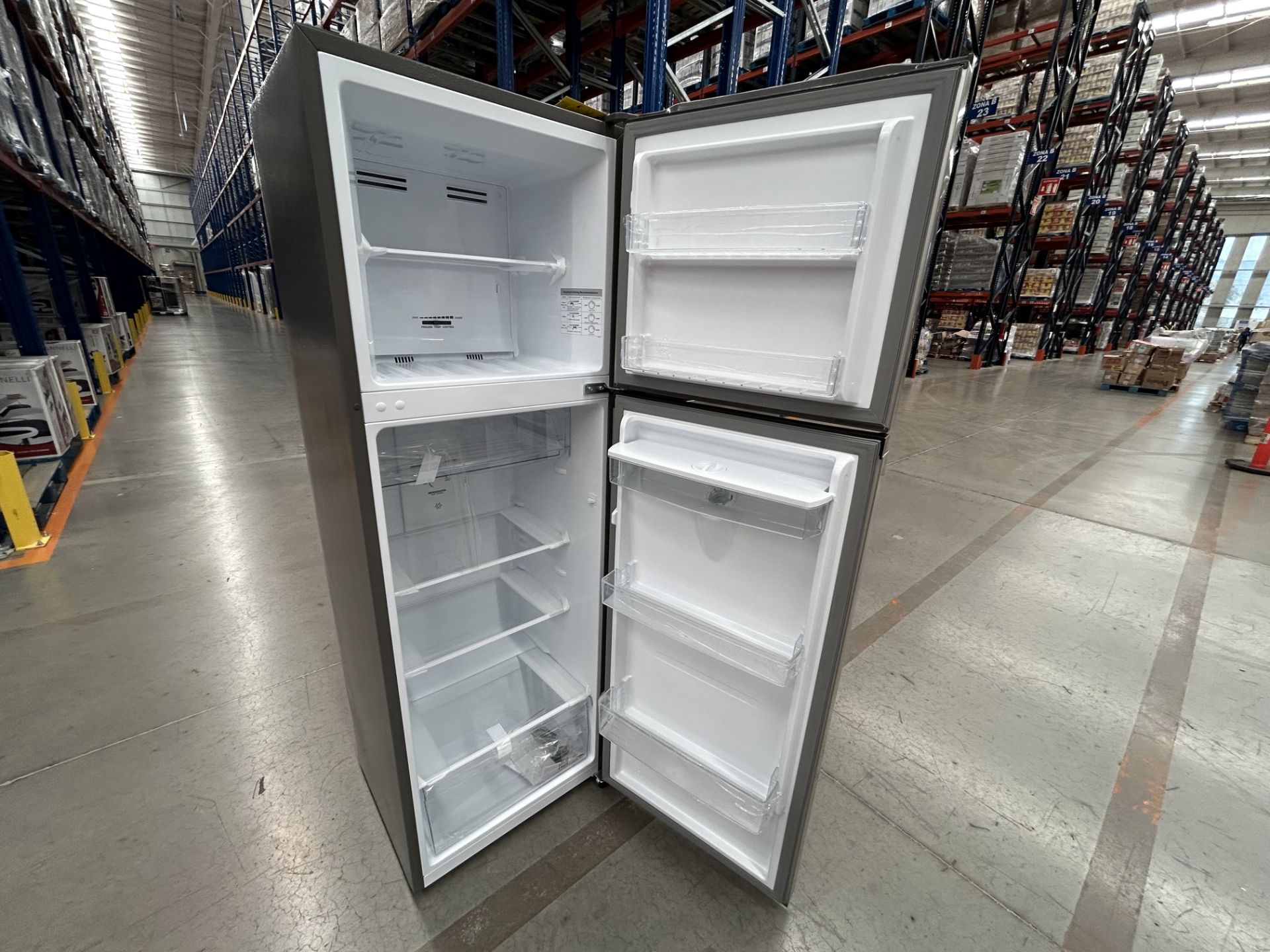Lote de 2 refrigeradores contiene: 1 Refrigerador con dispensador de agua Marca HISENSE - Image 5 of 6