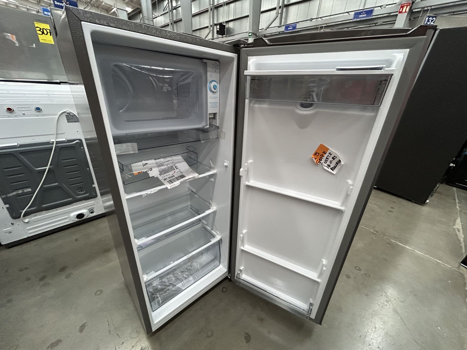 Lote de 2 refrigeradores contiene: 1 Refrigerador con dispensador de agua Marca HISENSE, Modelo RR6 - Image 5 of 6