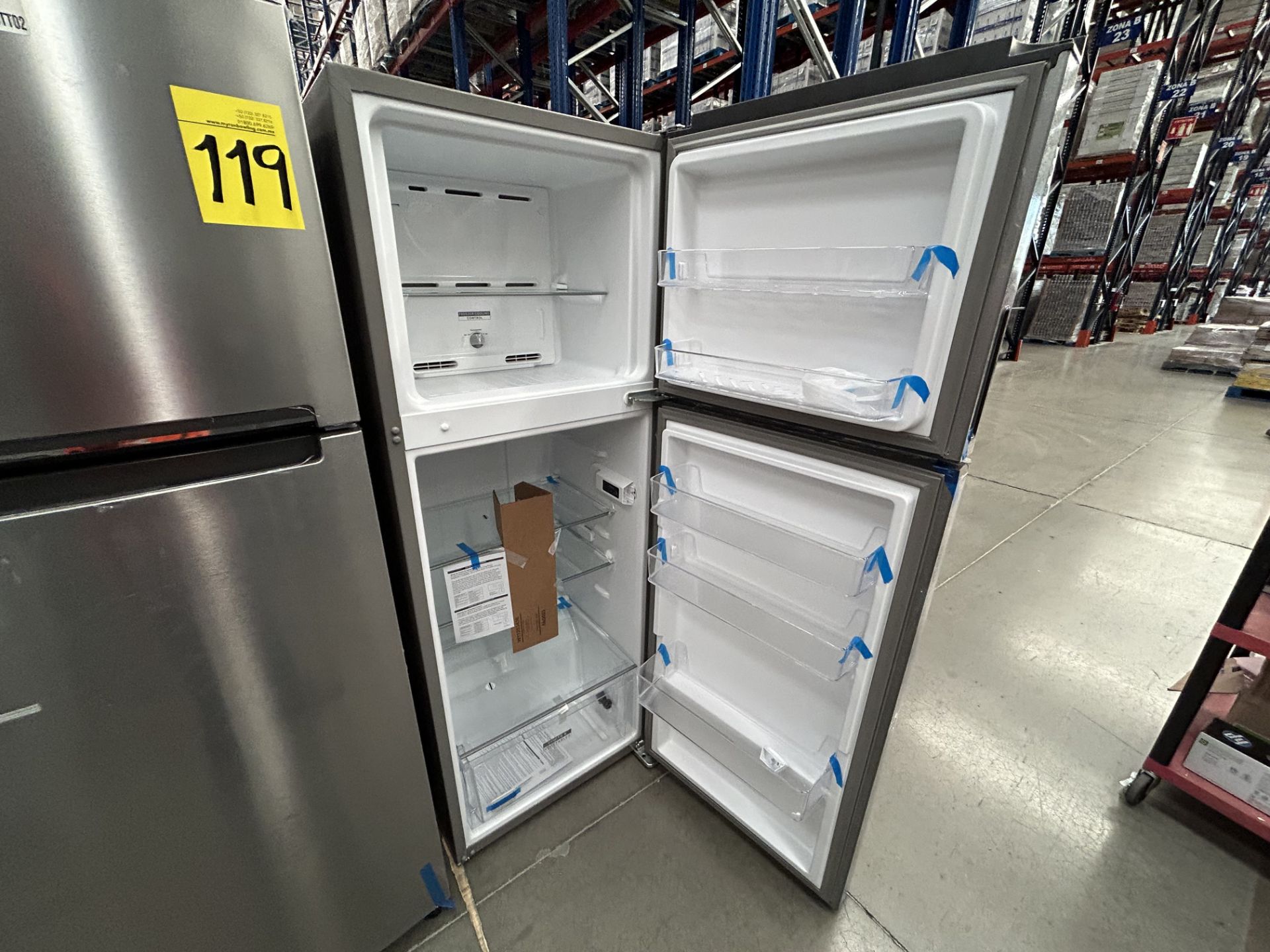 Lote de 2 refrigeradores contiene; 1 Refrigerador sin Dispensador de Agua Marca WHIRLPOOL, Modelo W - Image 4 of 6