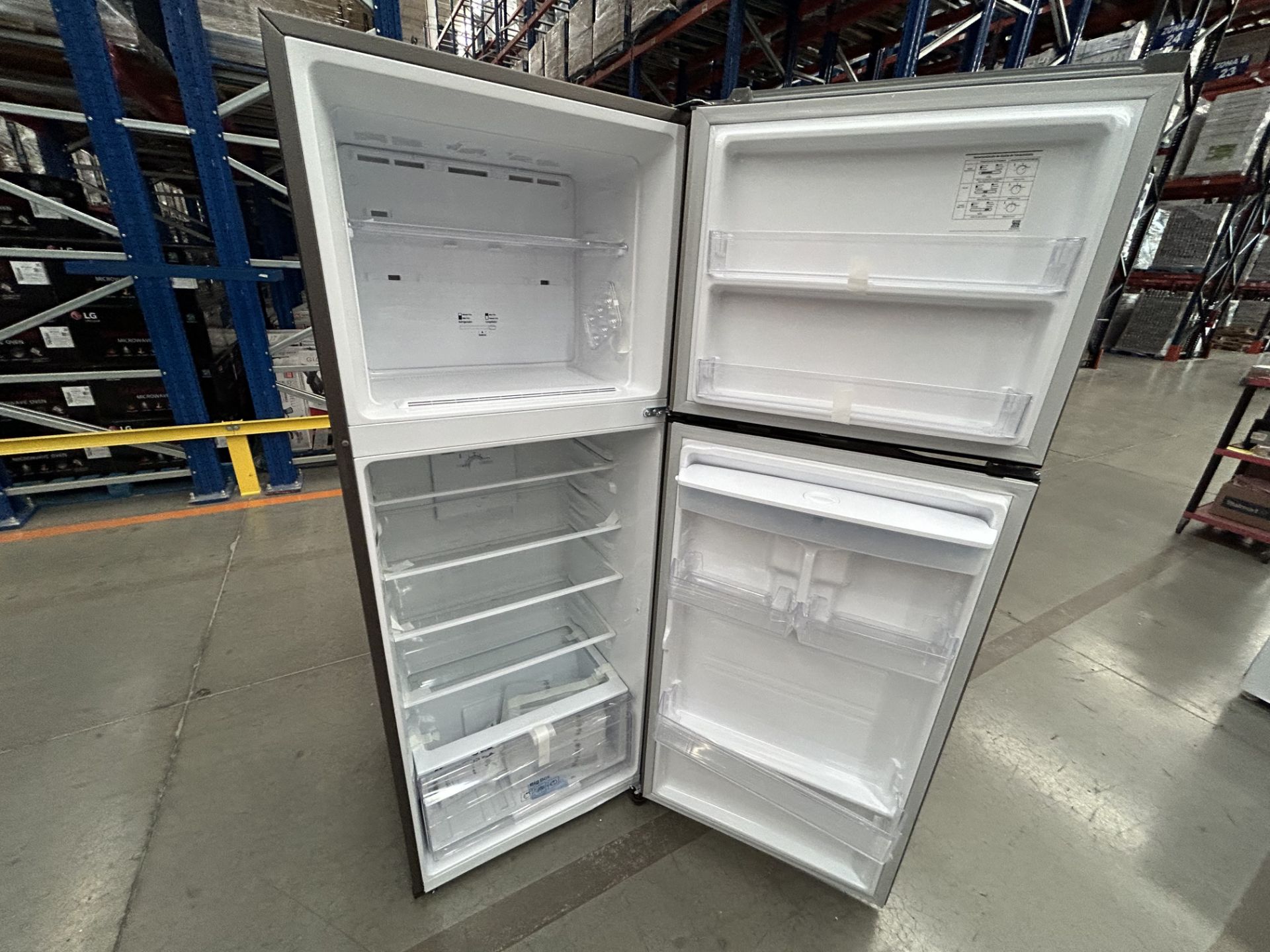 Lote de 2 refrigeradores contiene: 1 Refrigerador con dispensador de agua Marca SAMSUNG, Modelo RT3 - Image 5 of 6