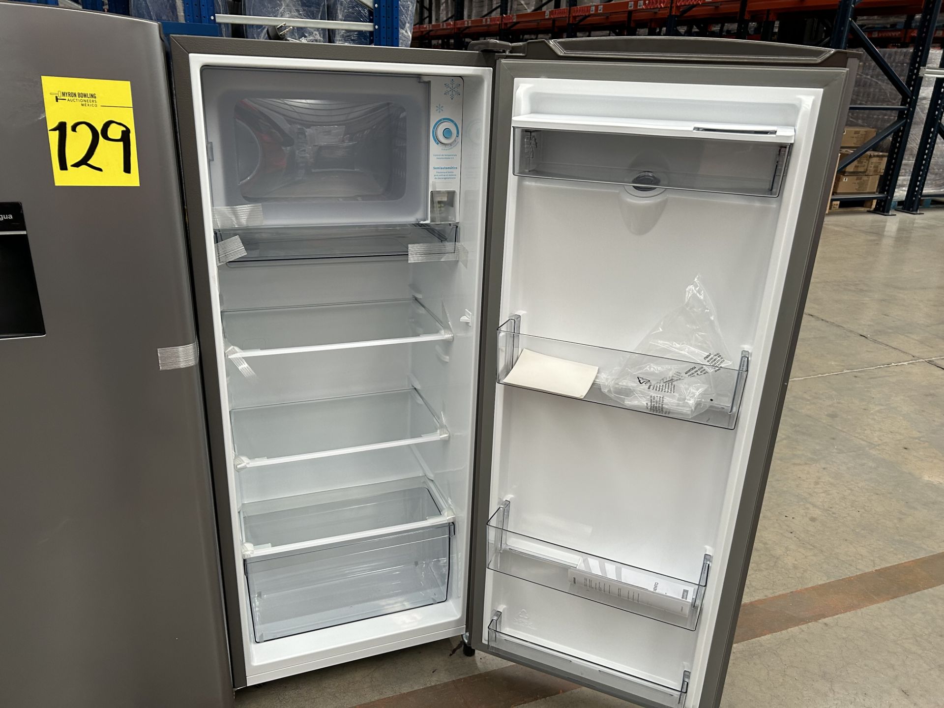 Lote de 2 refrigeradores contiene: 1 Refrigerador con dispensador de agua Marca HISENSE, Modelo RR6 - Image 4 of 7