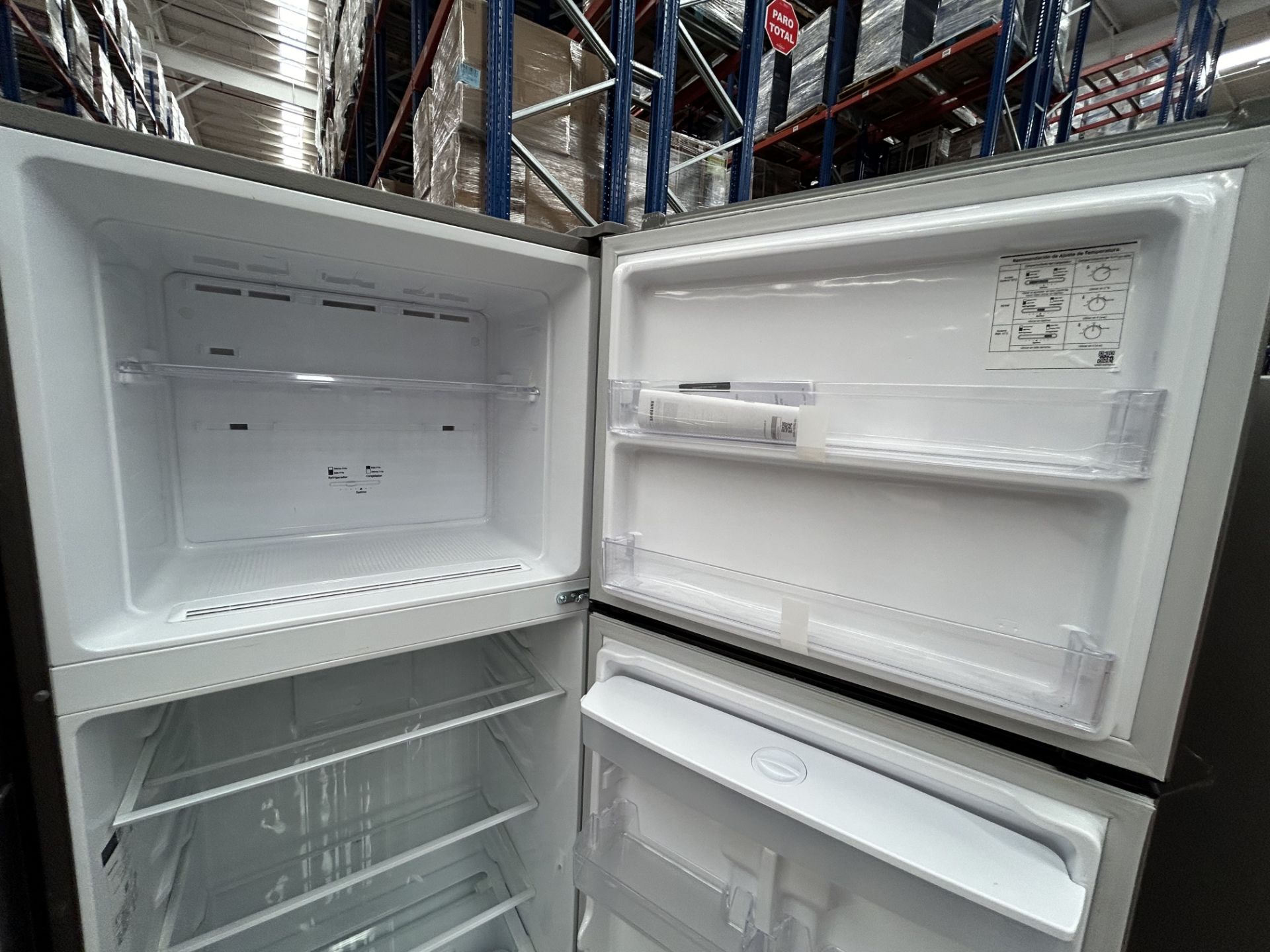 Lote de 2 refrigeradores contiene: 1 Refrigerador con dispensador de agua Marca SAMSUNG, Modelo RT4 - Image 5 of 7