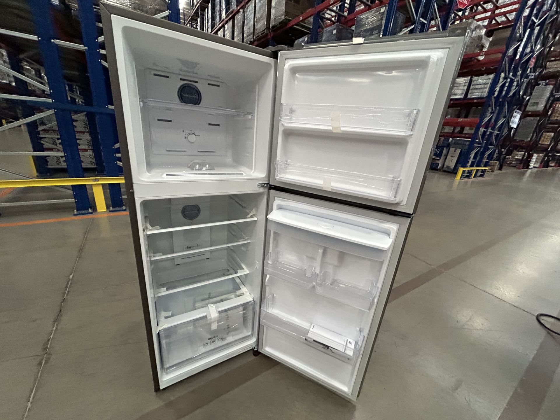 Lote de 2 refrigeradores contiene: 1 Refrigerador con dispensador de agua Marca SAMSUNG, Modelo RT2 - Image 5 of 6