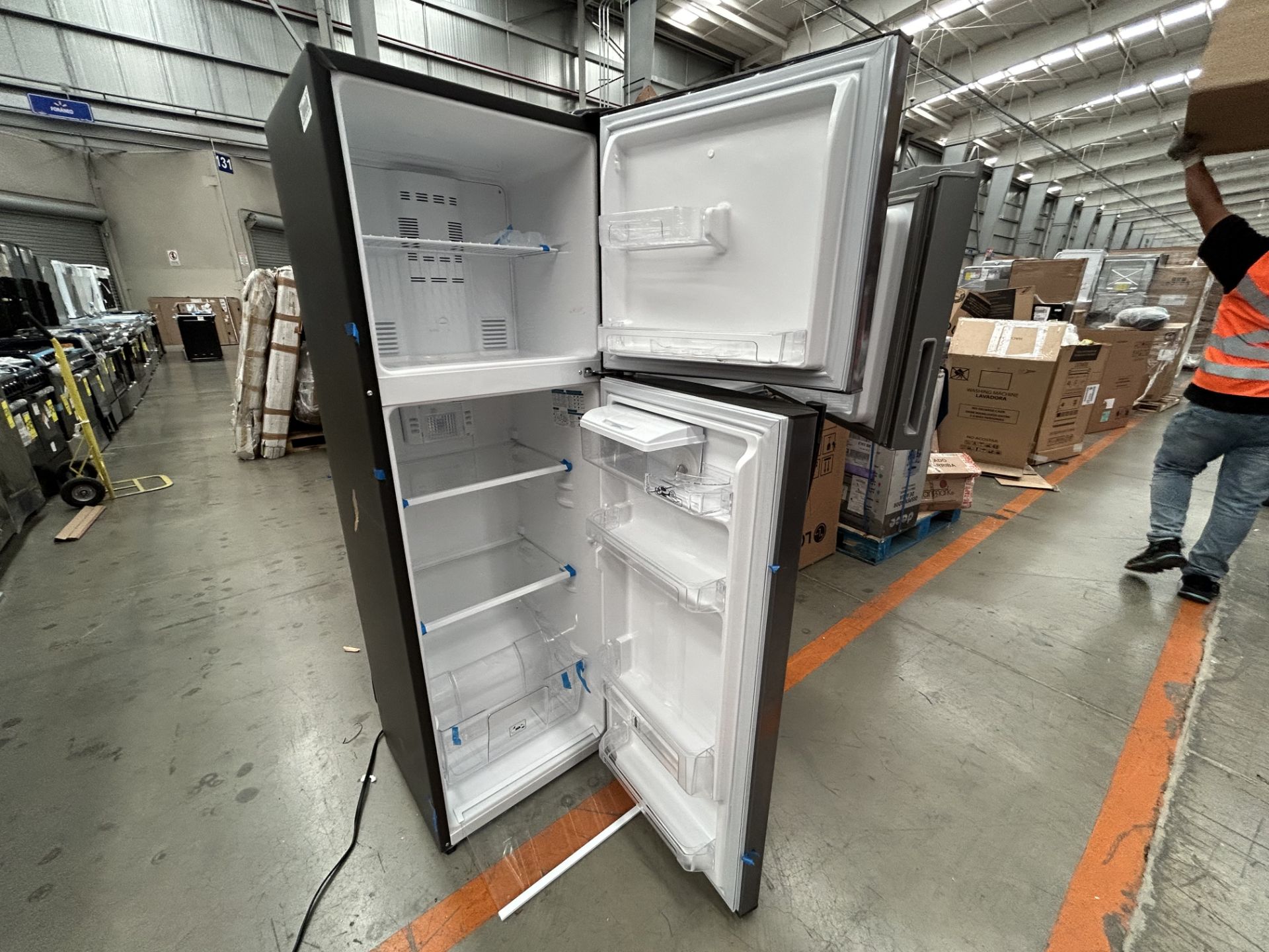 Lote de 2 refrigeradores contiene: 1 Refrigerador con dispensador de agua Marca MABE, Modelo RMA250 - Image 5 of 6