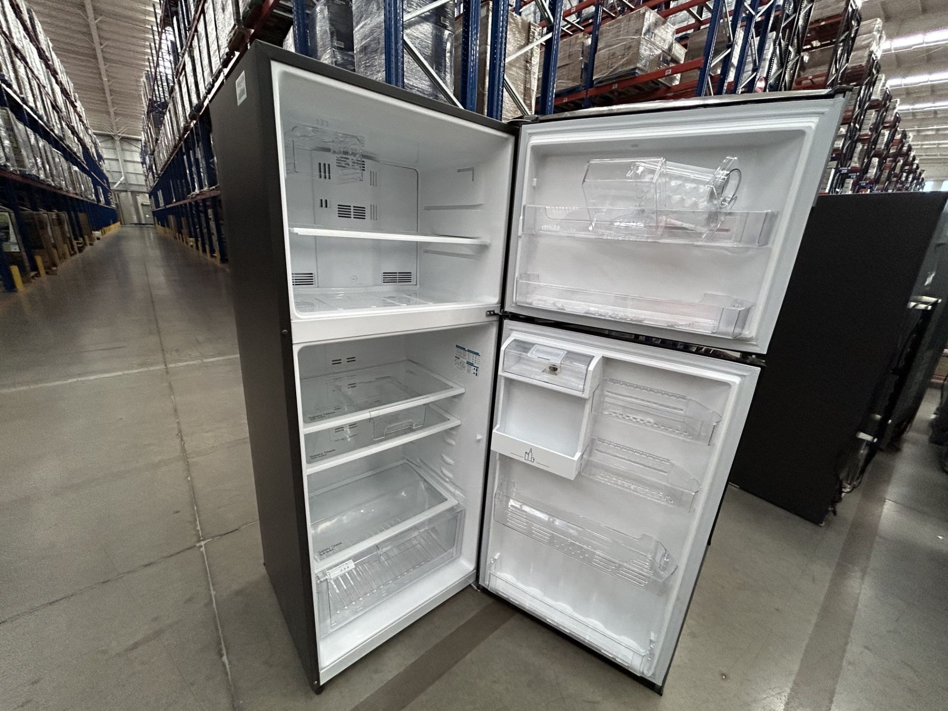 Lote de 2 refrigeradores contiene: 1 Refrigerador con dispensador de agua Marca MABE, Modelo RMS510 - Image 6 of 7