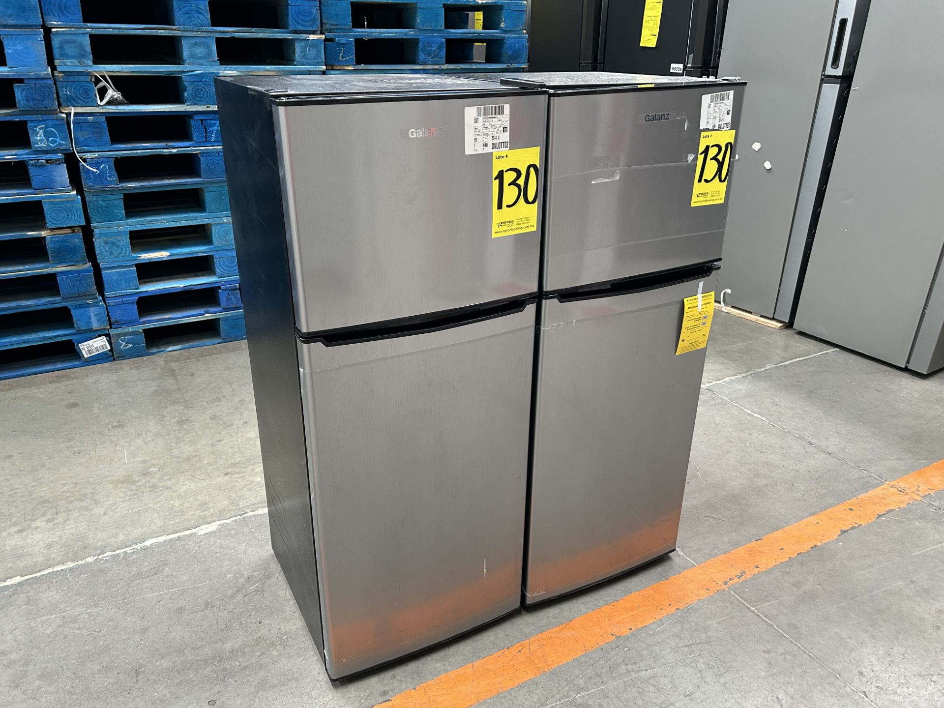 Lote de 2 refrigeradores contiene: 1 Refrigerador Marca GALANZ, Modelo GLR55TS1, Serie 06723, Color - Image 3 of 6