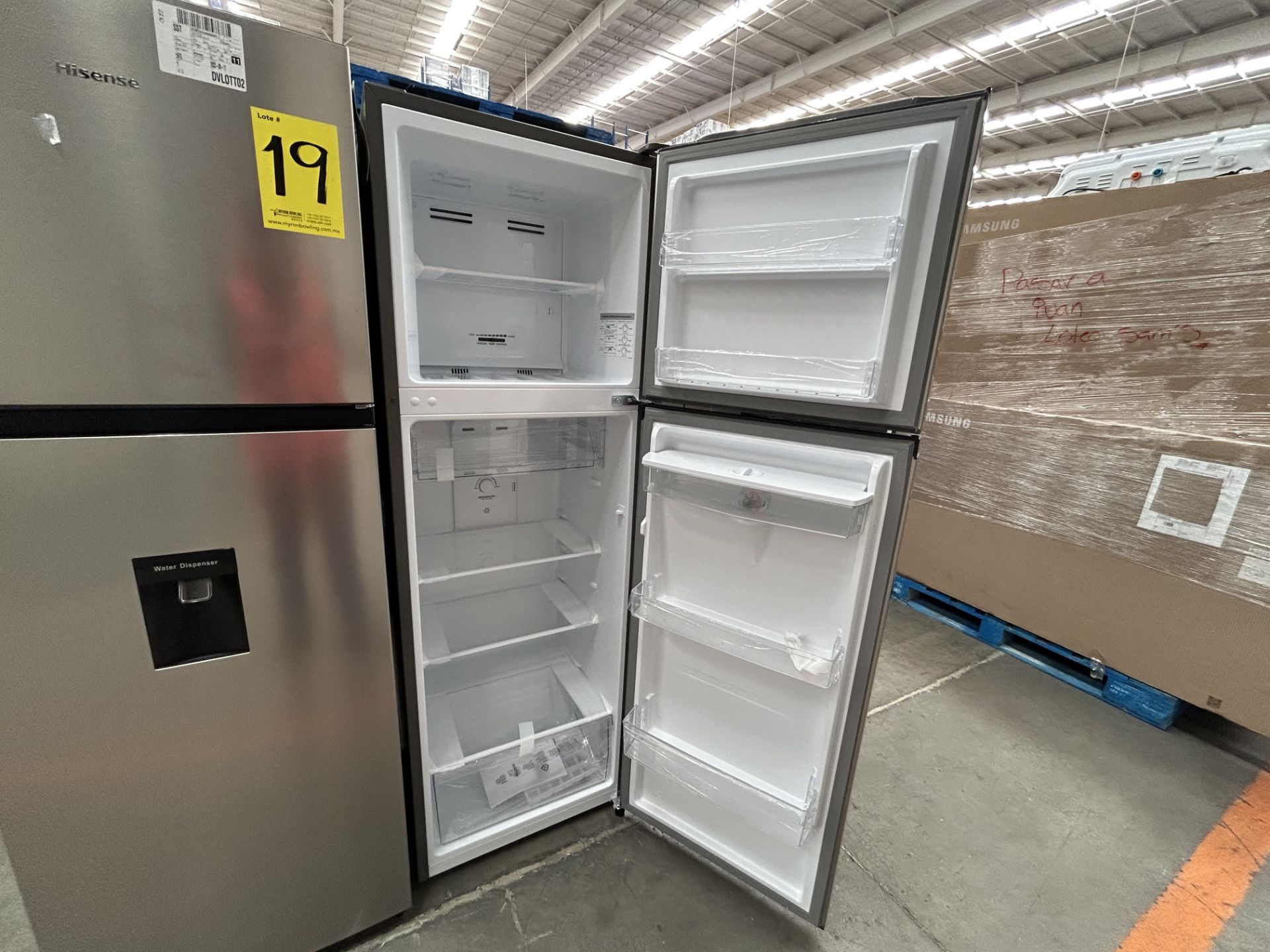 Lote de 2 refrigeradores contiene: 1 Refrigerador con dispensador de agua Marca HISENSE, Modelo RT9 - Image 4 of 6