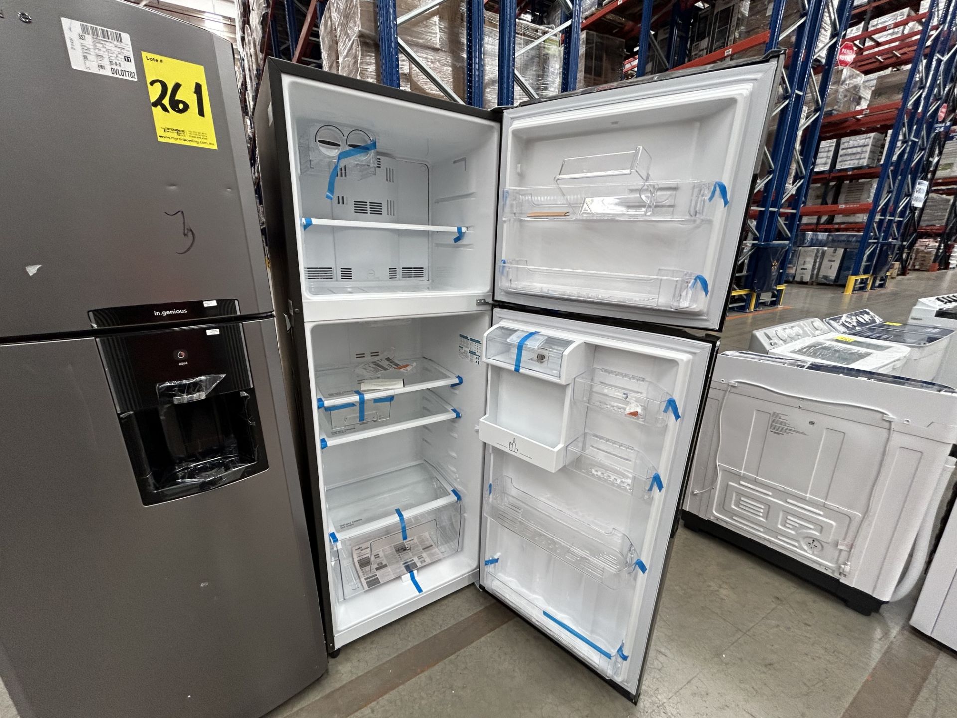 Lote de 2 refrigeradores contiene: 1 Refrigerador con dispensador de agua Marca MABE - Image 4 of 6