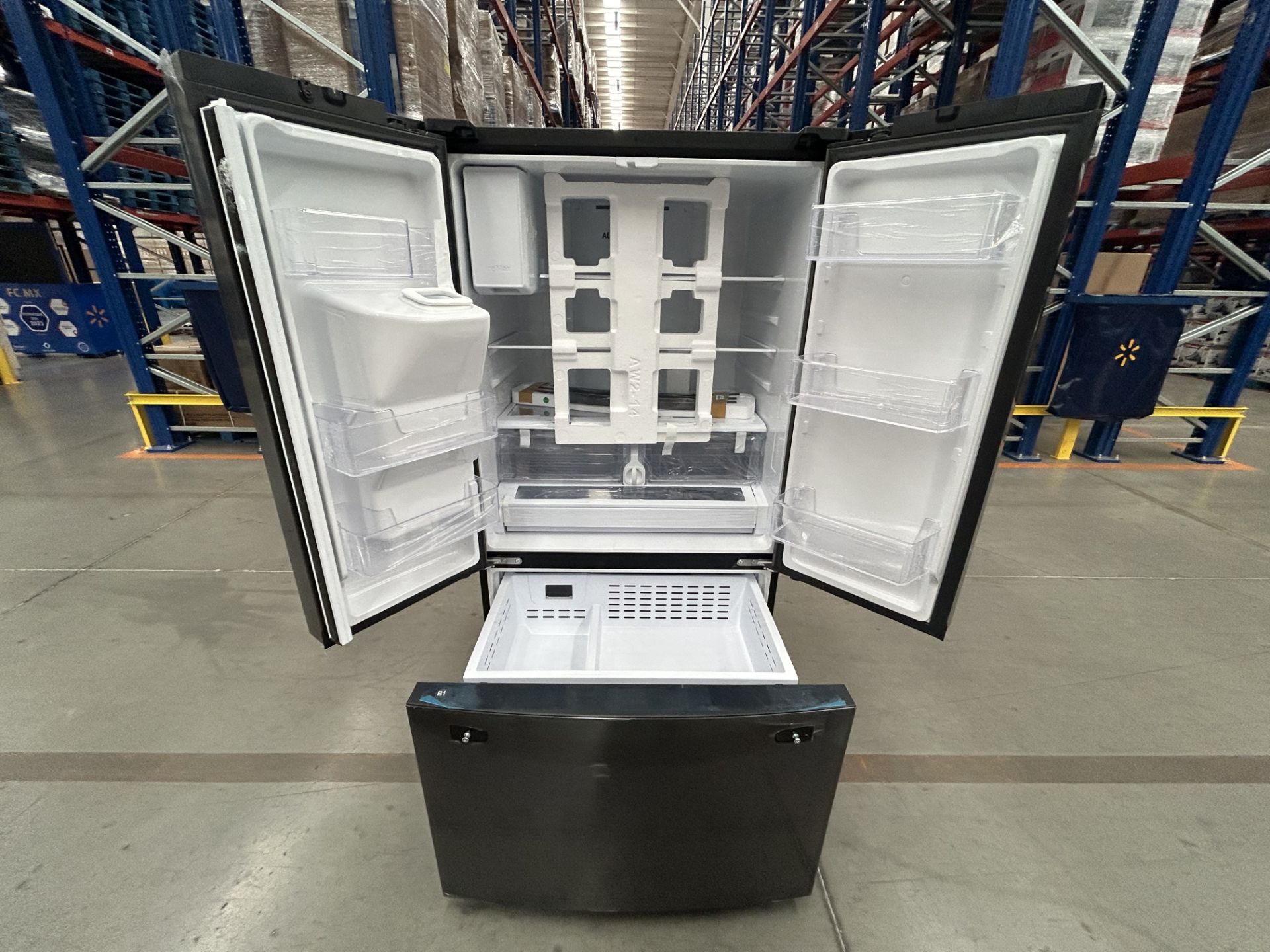 (Nuevo) Lote de 1 refrigerador con dispensador de agua Marca SAMSUNG, Modelo RF27T5501B1, Serie 200 - Image 4 of 6