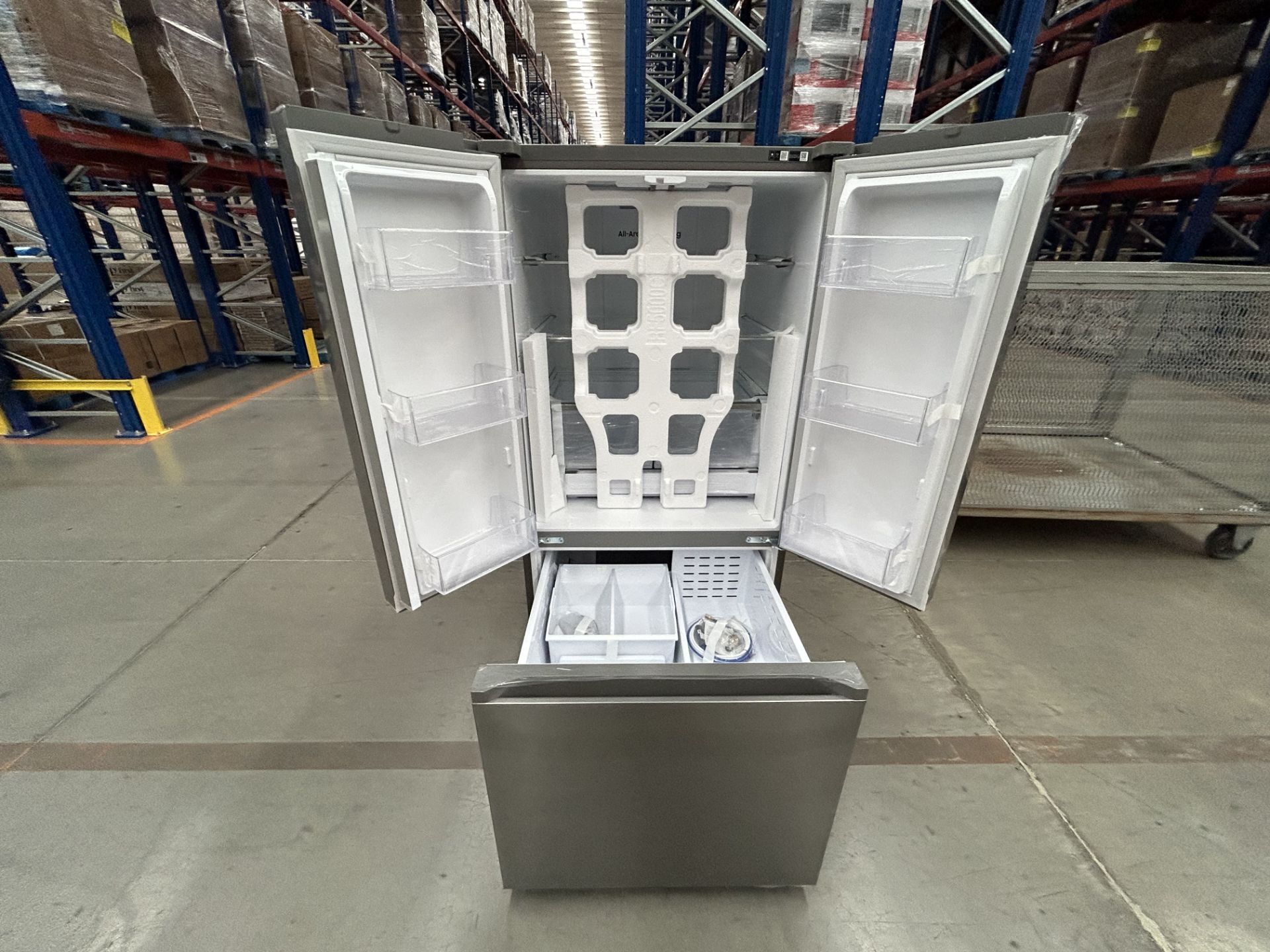 (Nuevo) Lote de 1 refrigerador Marca SAMSUNG, Modelo RF25C5151S9, Serie 700103V, Color GRIS (Favor - Image 4 of 5