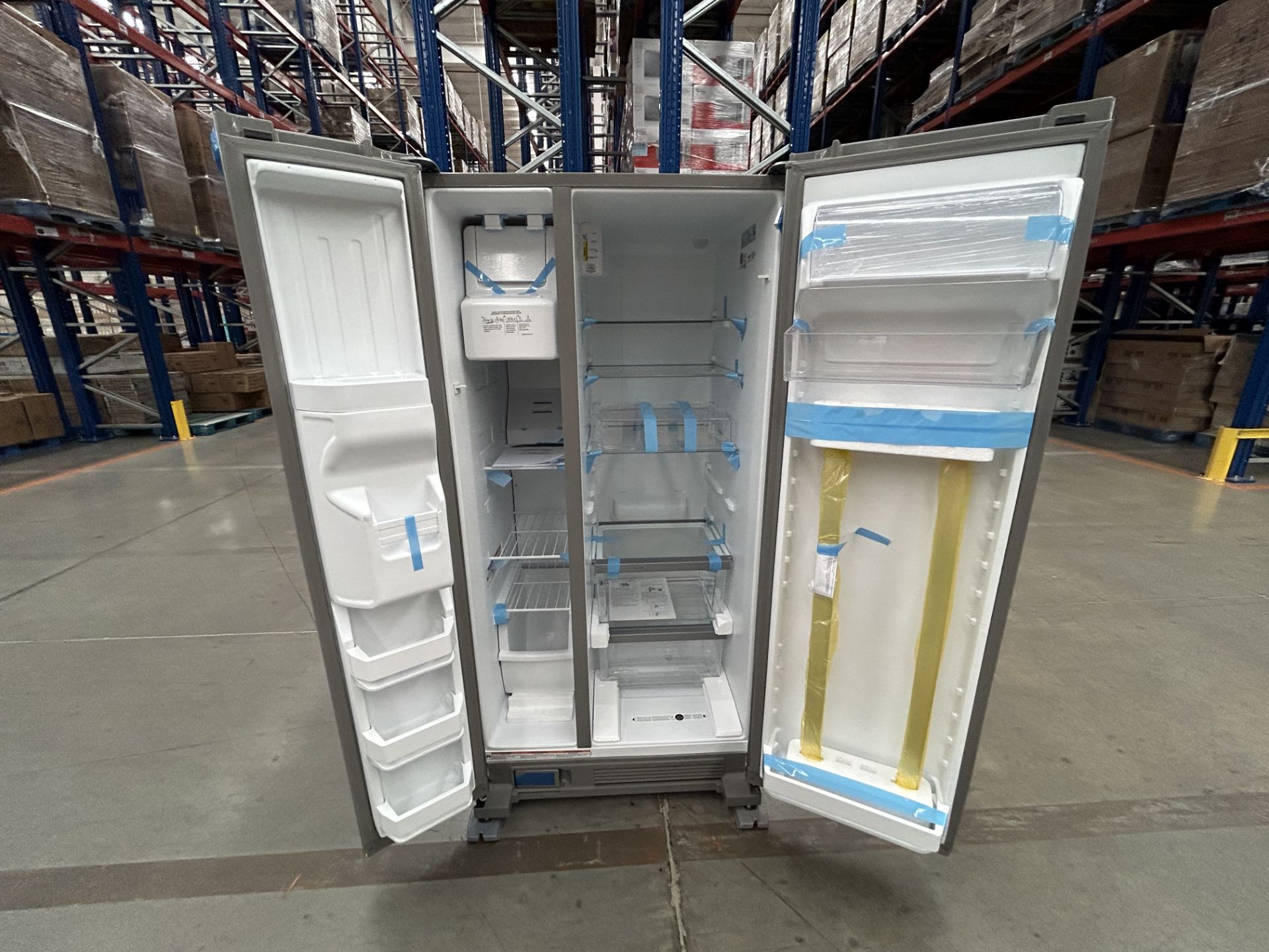 (Nuevo) Lote de 1 refrigerador con dispensador de agua Marca WHIRPOOL, Modelo WD2620S, Serie 45281, - Image 4 of 5