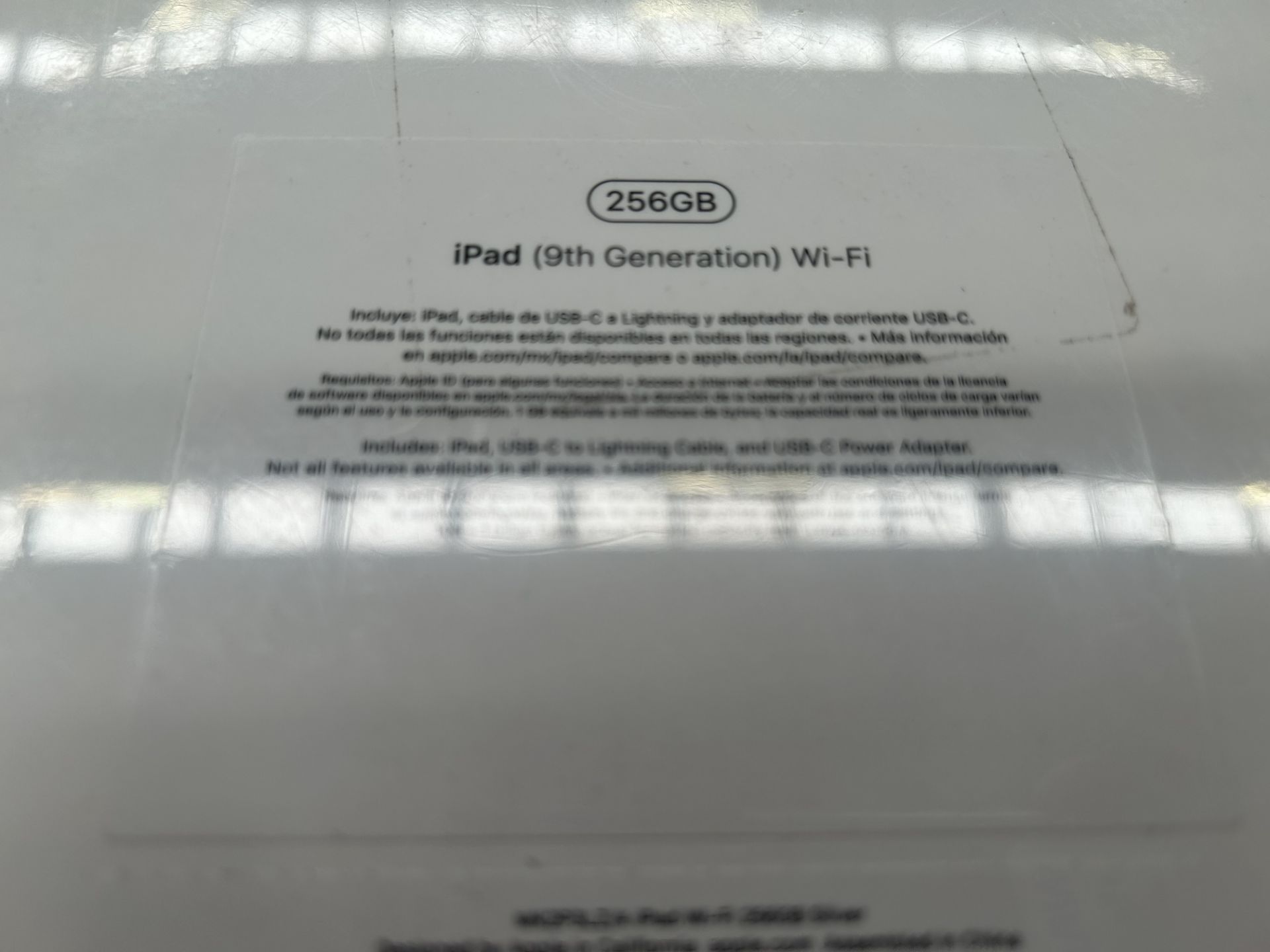 (Nuevo) Lote de 1 iPad 9a generación, de 256 GB, Serie XKX0XK, Color PLATEADO (Sellada, favor de in - Image 3 of 4