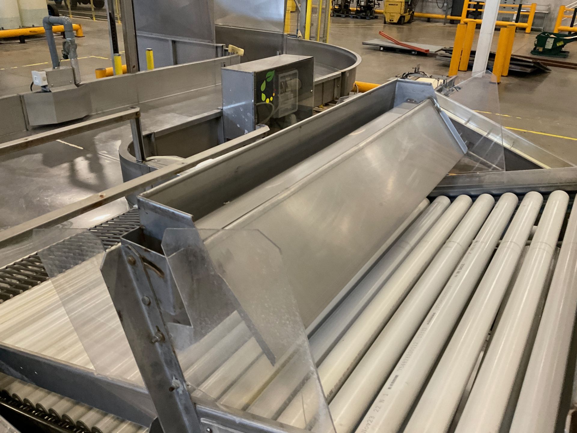 Elevating Roller Conveyor w/ Stainless Steel Flume Dump Tank, w/ Driv - Subj to Bulk | Rig Fee $850 - Image 3 of 6