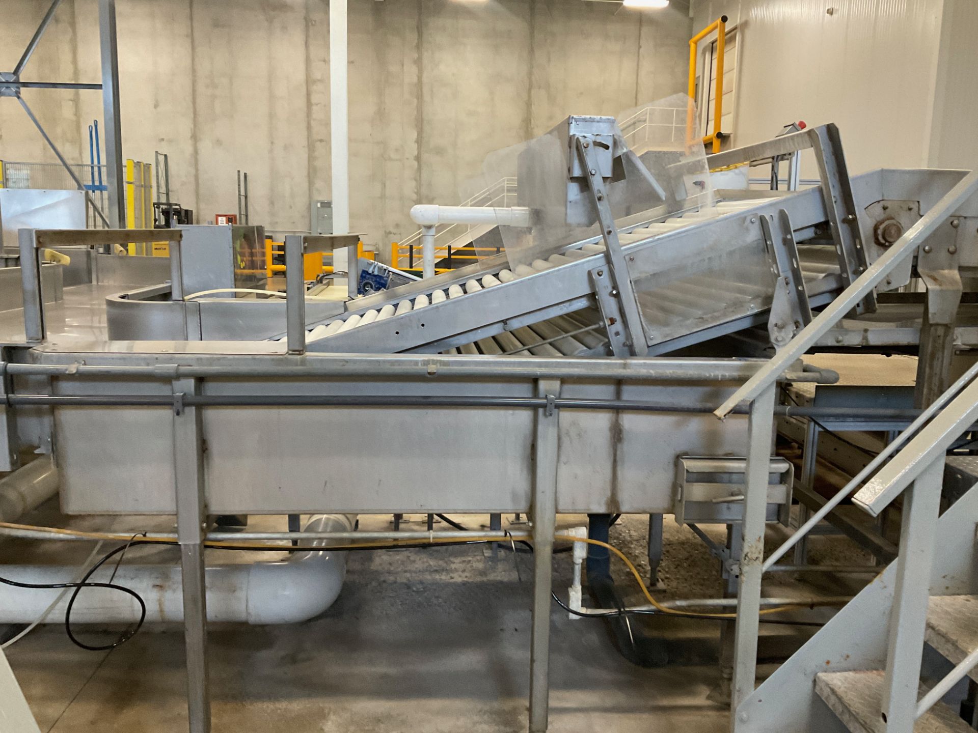 Elevating Roller Conveyor w/ Stainless Steel Flume Dump Tank, w/ Driv - Subj to Bulk | Rig Fee $850 - Image 6 of 6