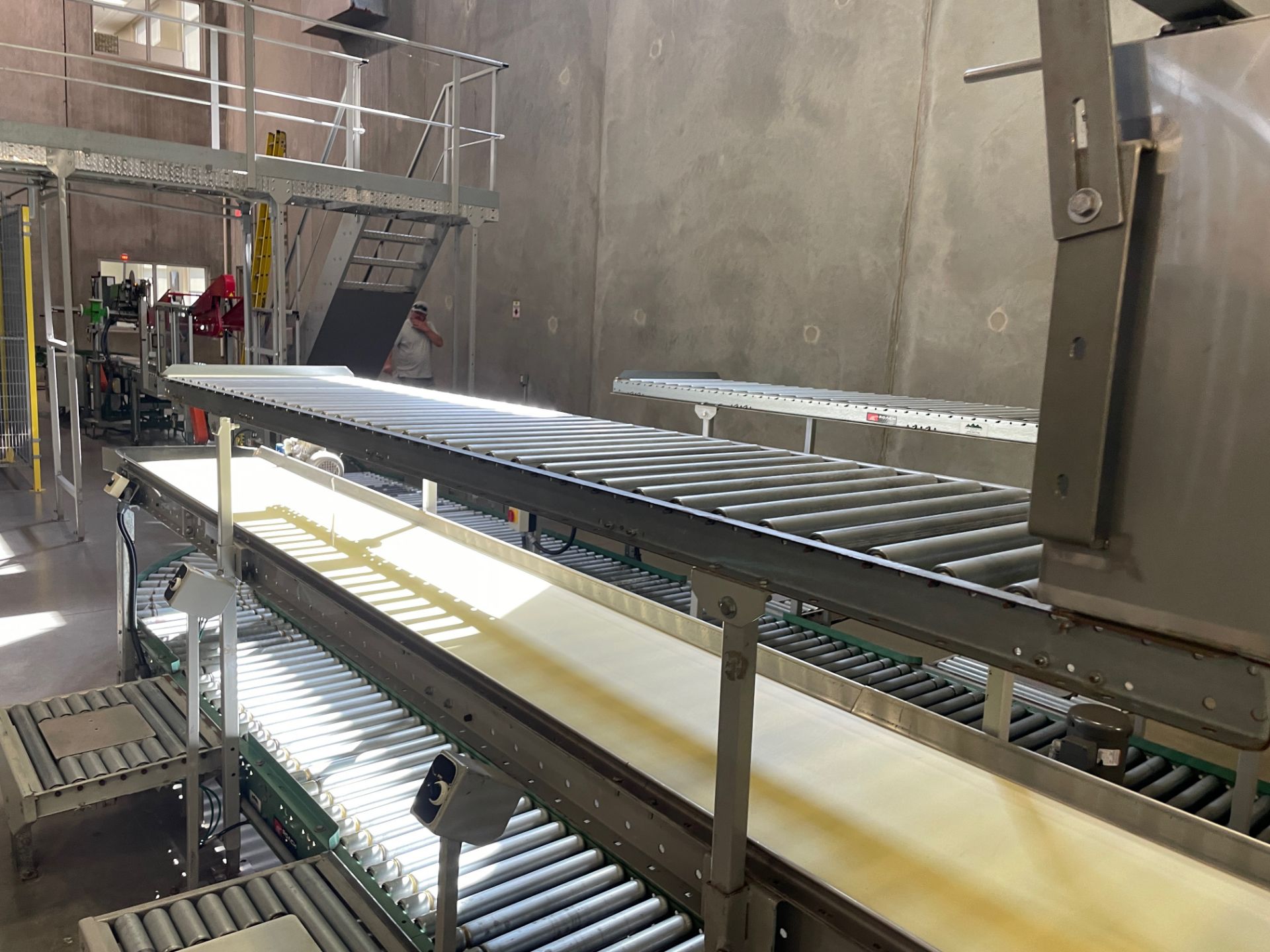 Packoff Conveyors with (3) Case Lifts, Powered Roller Conveyor, Belt - Subj to Bulk | Rig Fee $600 - Image 4 of 10