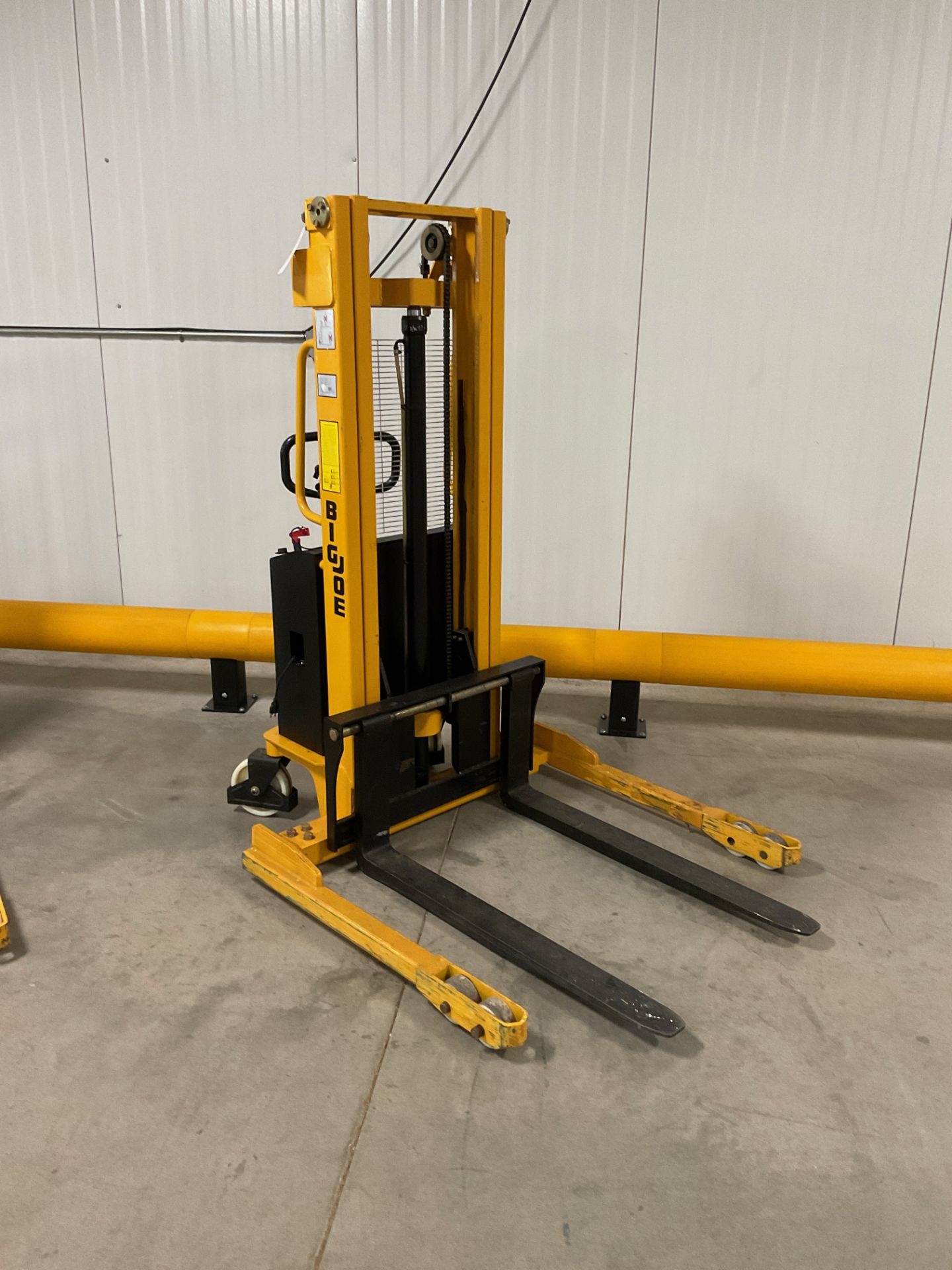 Big Joe Model EMS-A2200 Lift, Capacity 2200 LB, S/N: M15120052 | Rig Fee $75