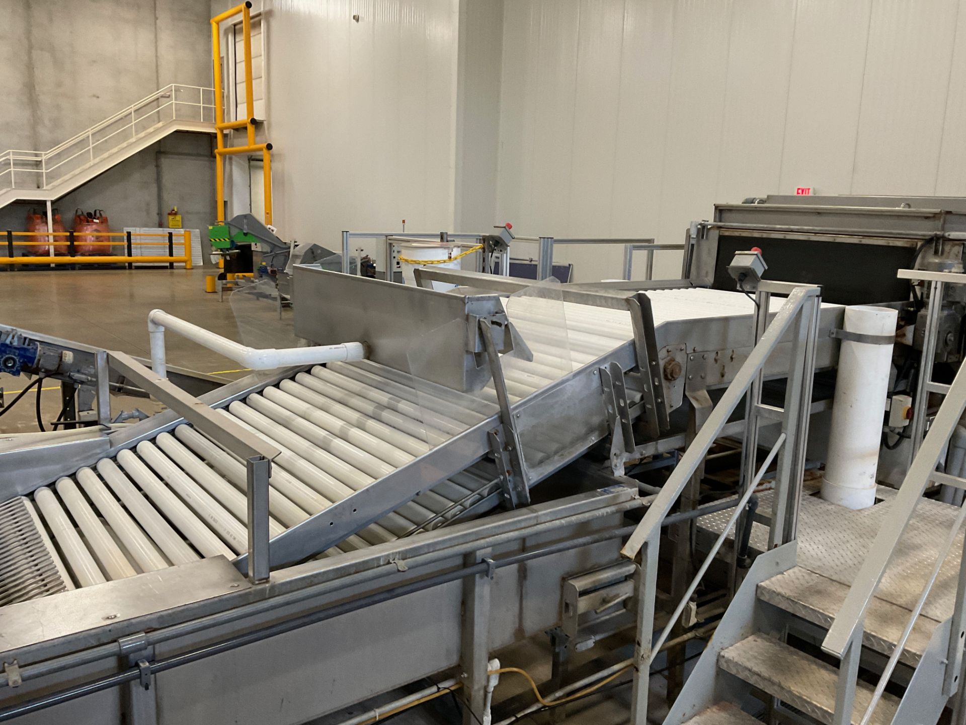 Elevating Roller Conveyor w/ Stainless Steel Flume Dump Tank, w/ Driv - Subj to Bulk | Rig Fee $850