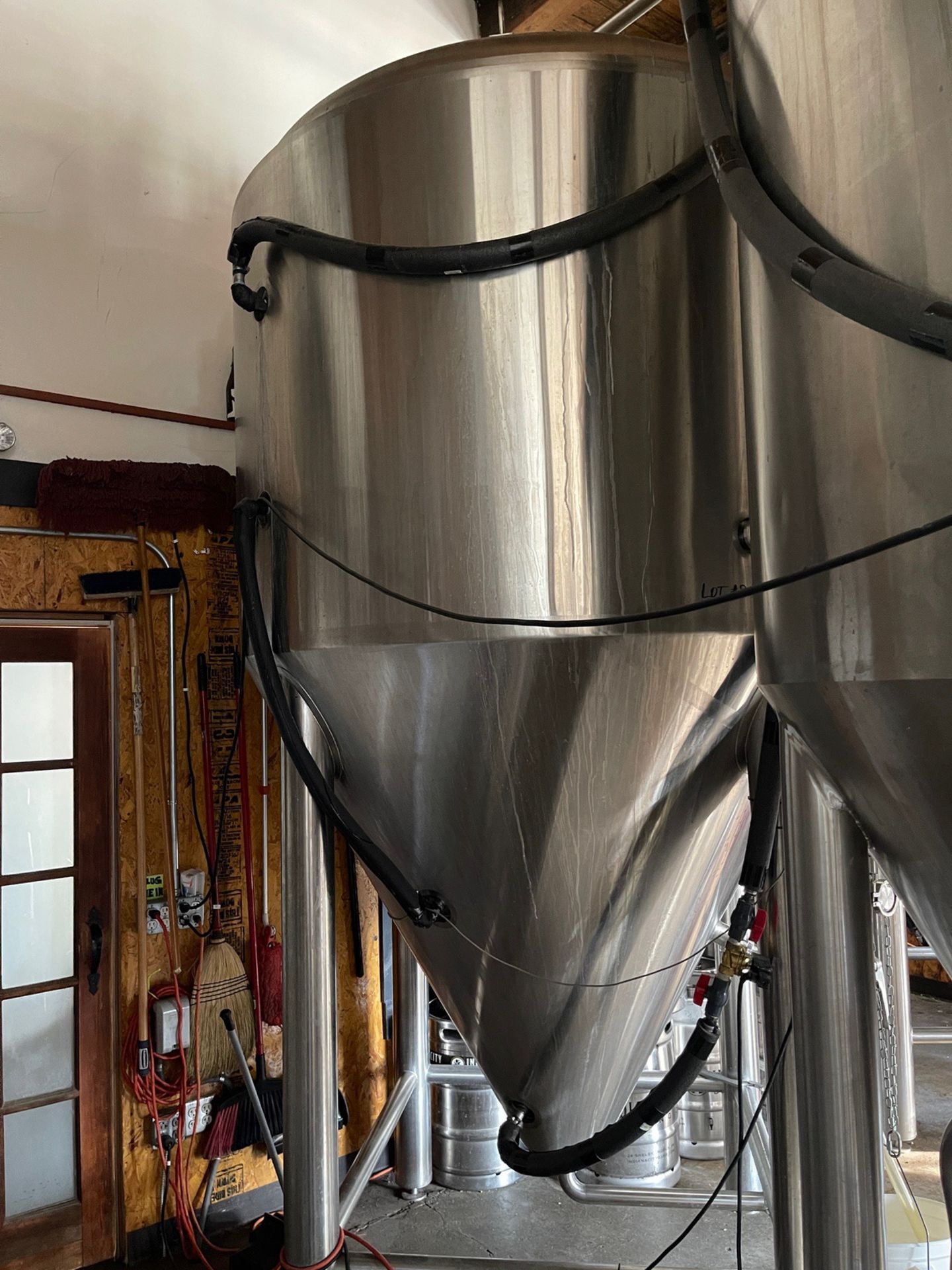 2017 30 BBL G.W. Kent Stainless Steel Fermentation Tank (Approx: 6' x 12') | Rig Fee $1000 - Image 4 of 4