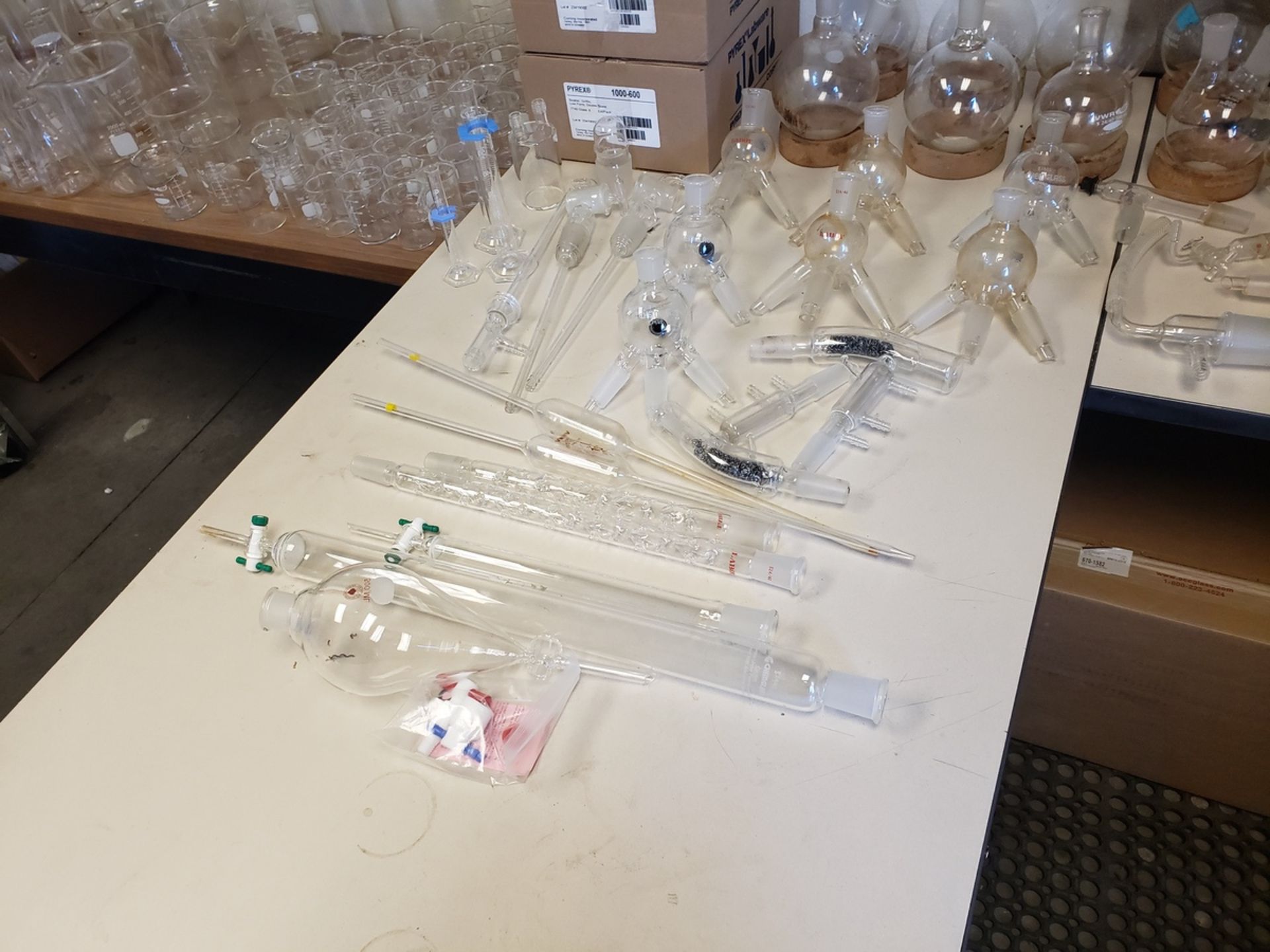 Lot of Laboratory Glassware | Rig Fee $75 - Image 3 of 4