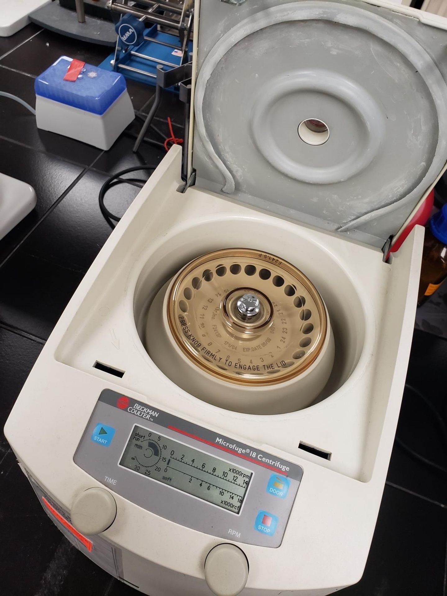 Beckman Coulter Microfuge 18 Centrifuge, M# 367160, S/N MFA04G031 | Rig Fee $75 - Image 3 of 3