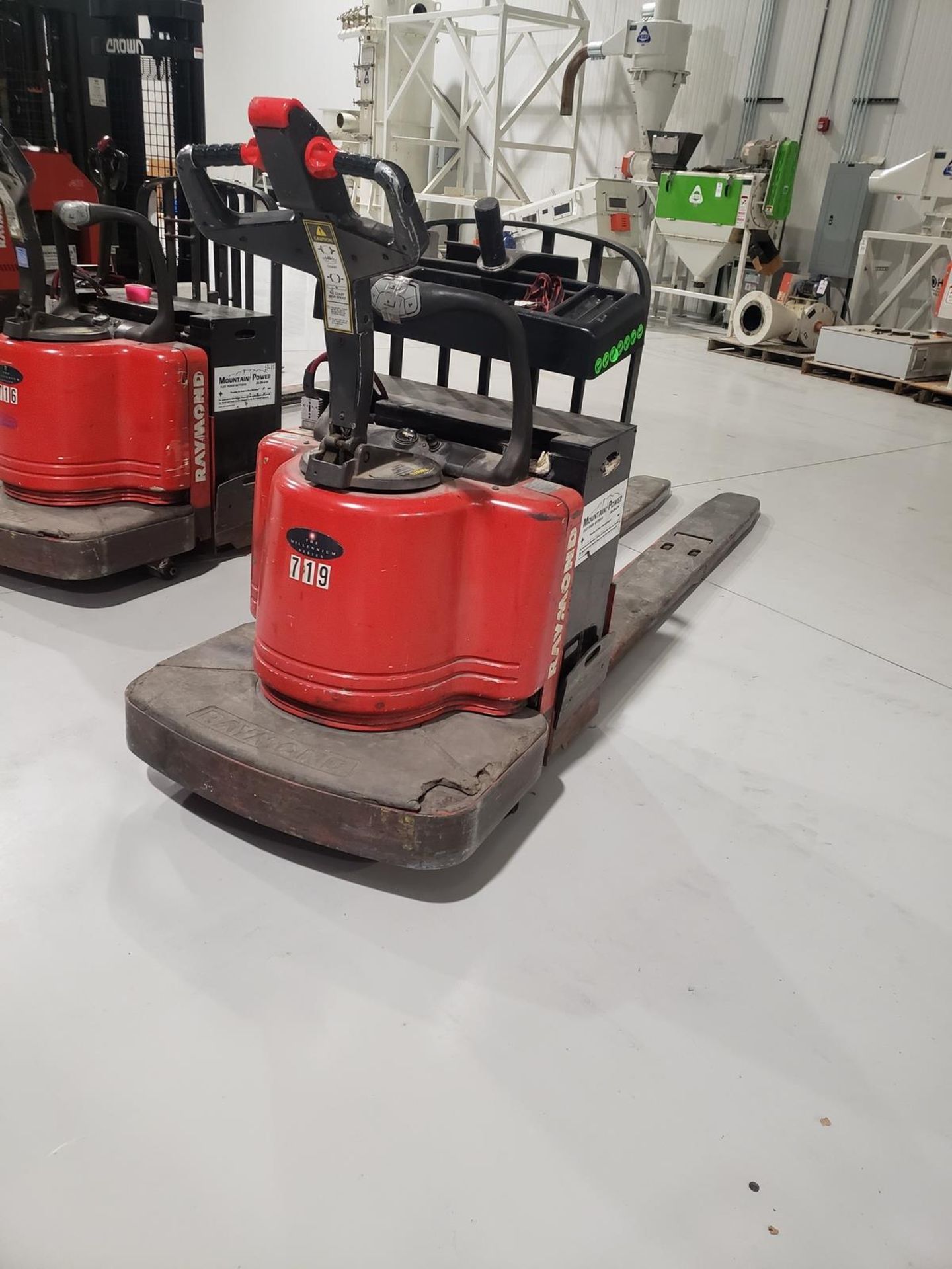 Raymond Electric Pallet Jack, 8000 Lb Capacity, 5587 Hours, M# 112TM-FRE80L W/ C&D | Rig Fee $100 - Image 4 of 6