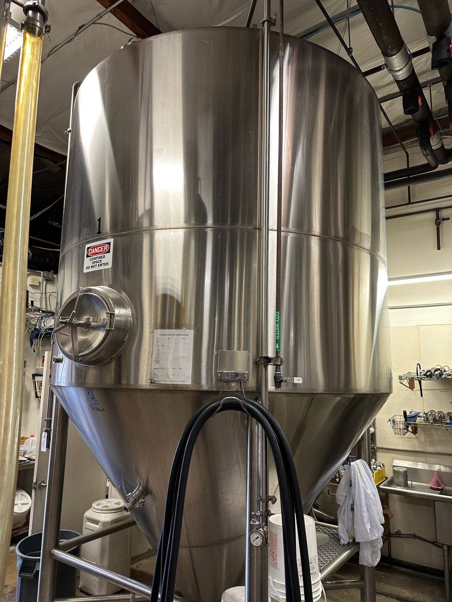 90 BBL Silver State Stainless Fermenter - Cone Bottom, Glycol Jacketed, Mandoor, Zw | Rig Fee $1750