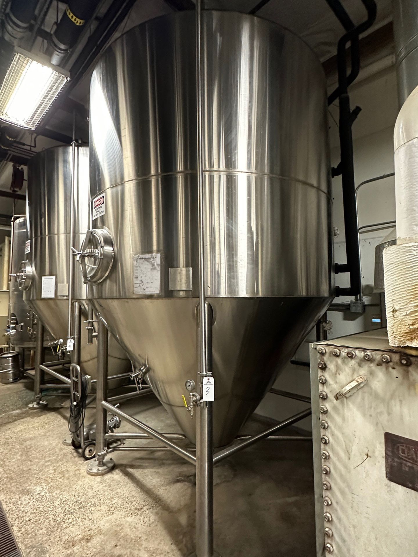 90 BBL Silver State Stainless Fermenter - Cone Bottom, Glycol Jacketed, Mandoor, Zw | Rig Fee $1750