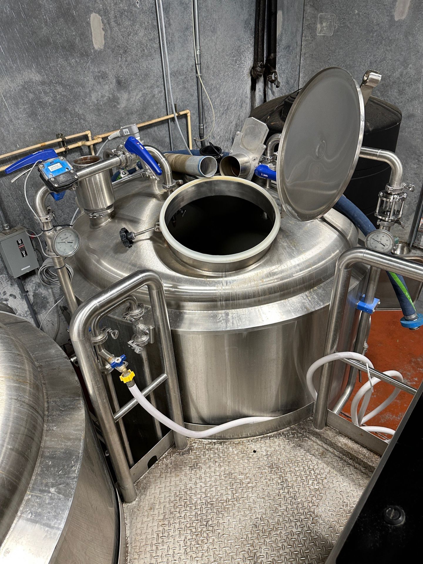 2017 Premier Stainless 10 BBL 2-Vessel Brewhouse - Mash/Lauter Tun (Approx. 5' Diam | Rig Fee $5500 - Image 3 of 18