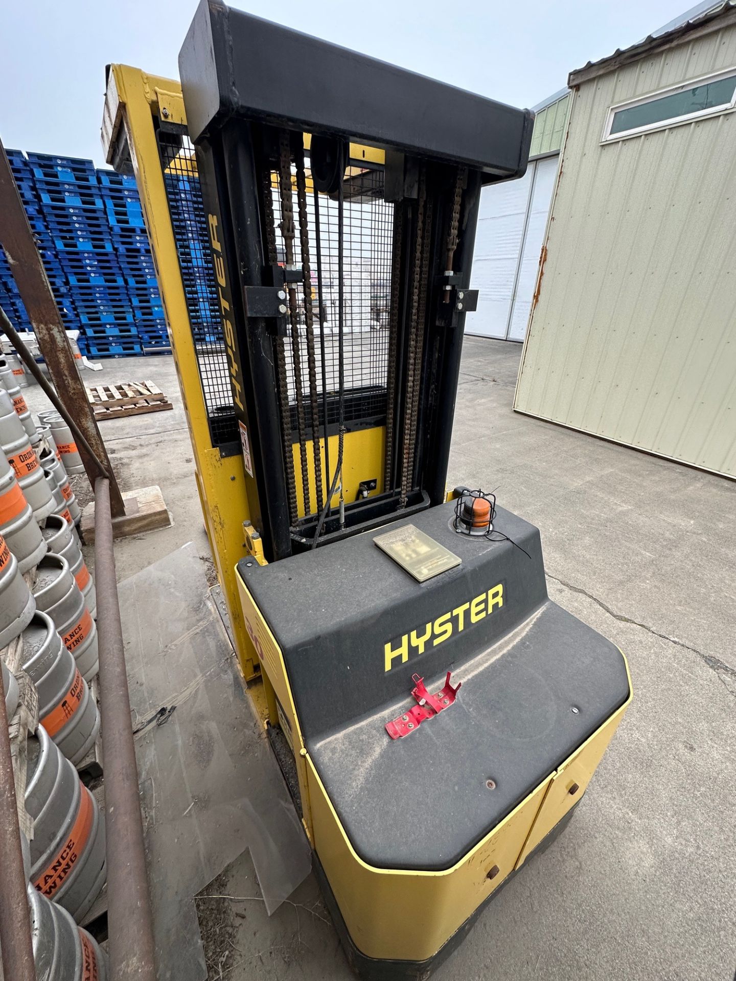 Hyster 24 Volt Electric Lift Truck Model R30XMS2 | Rig Fee $50 - Image 3 of 5