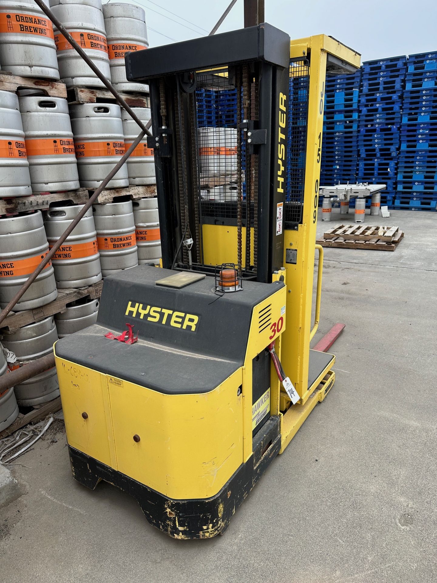 Hyster 24 Volt Electric Lift Truck Model R30XMS2 | Rig Fee $50 - Image 4 of 5