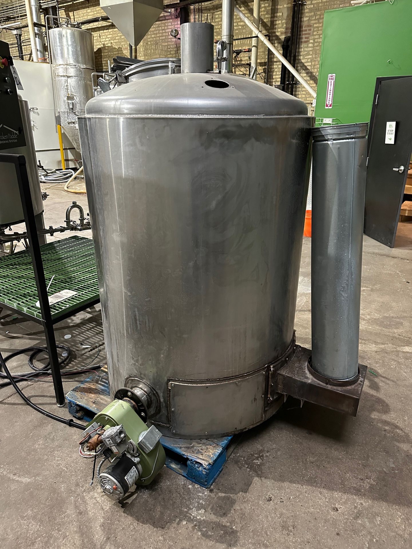 Broken Paddle 7 BBL Stainless Steel Kettle (Approx. 4' Diameter with 6' O.H.)(Not i | Rig Fee $500 - Image 2 of 4