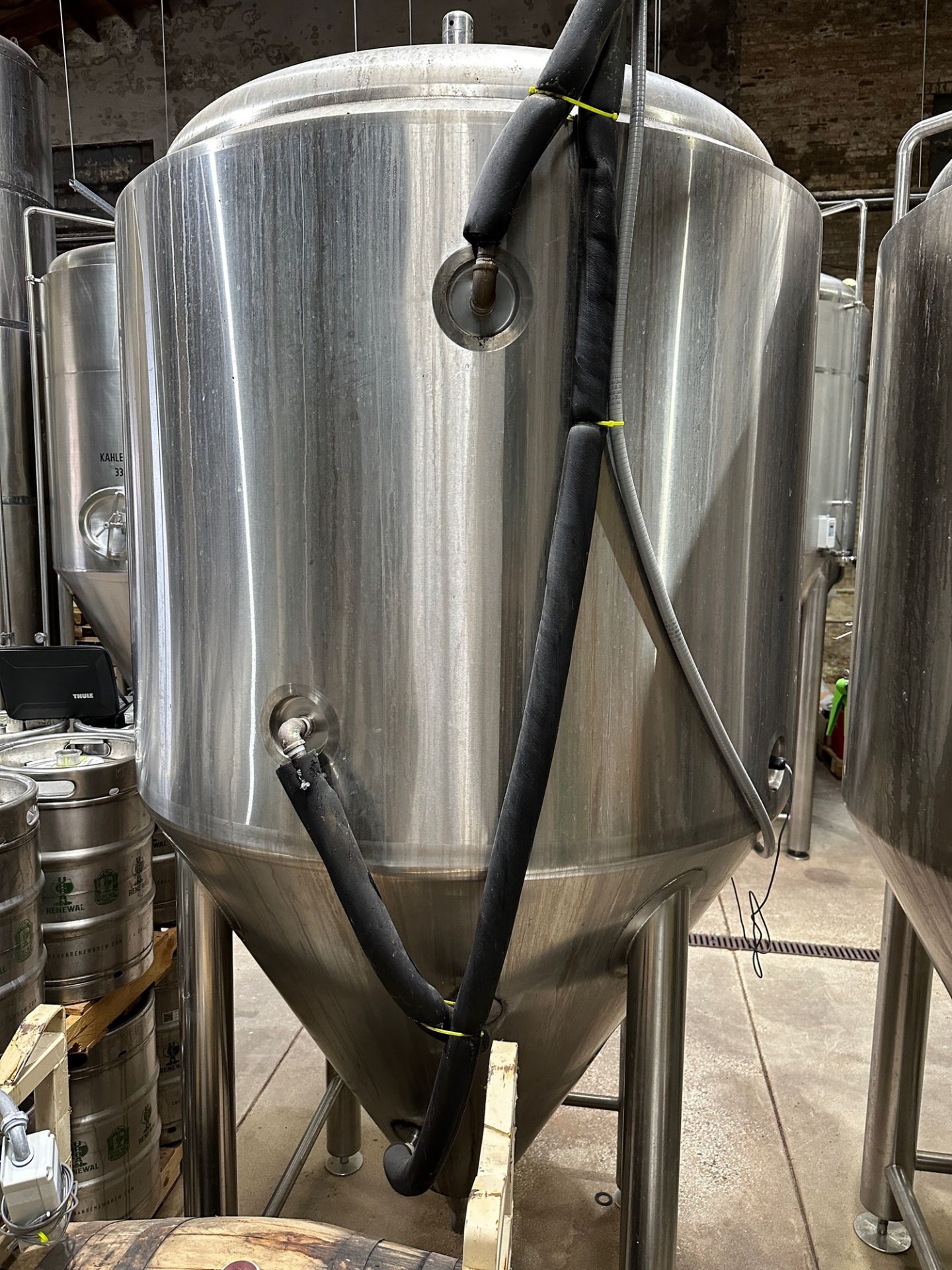 Alpha 15 BBL Stainless Steel Fermentation Tank - Cone Bottom Glycol Jacketed, Mandoor | Rig Fee $950 - Bild 4 aus 4