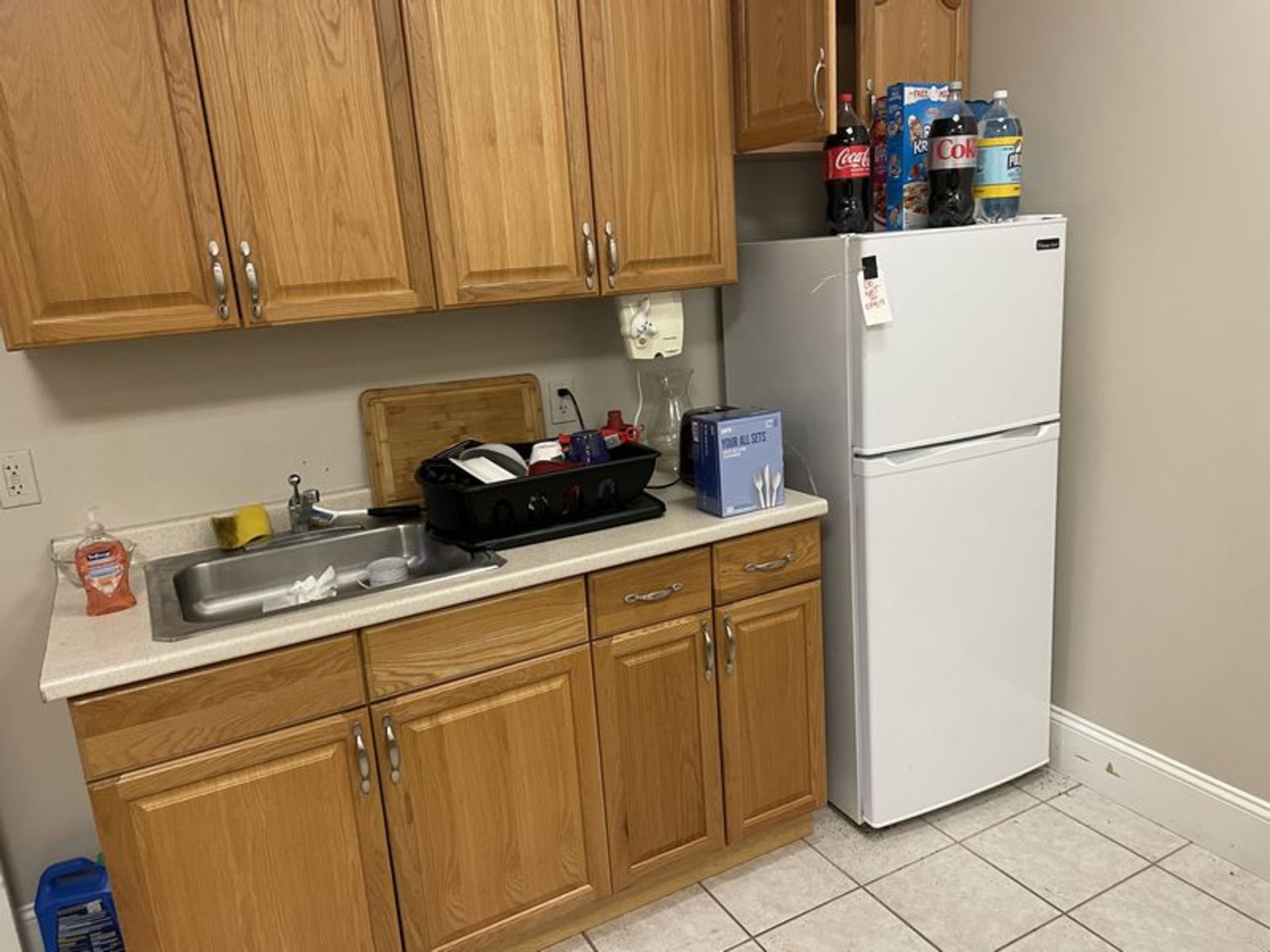 (Lot) Kitchen C/O: Table w/ (4) Matching Chairs, Fridge, Electric Oven, Microwave MUST TAKE ALL - Image 4 of 4