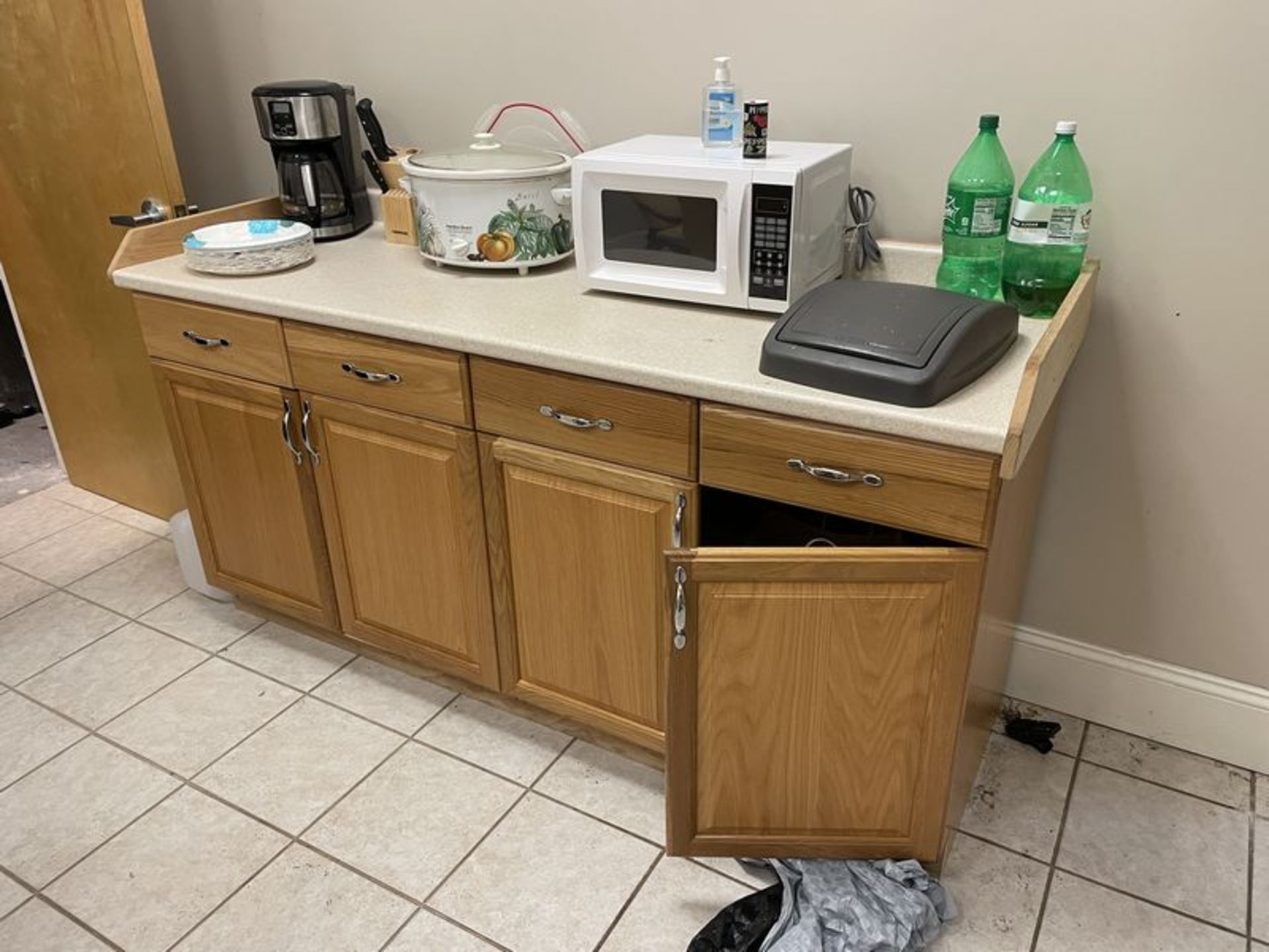 (Lot) Kitchen C/O: Table w/ (4) Matching Chairs, Fridge, Electric Oven, Microwave MUST TAKE ALL - Image 3 of 4